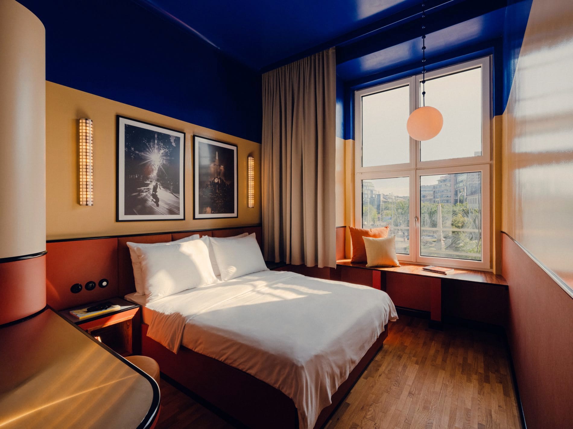 Die 138 Zimmer folgen keinem starren Hotelraster, sondern orientieren sich an der vorgegebenen Geometrie des Bestandsgebäudes.