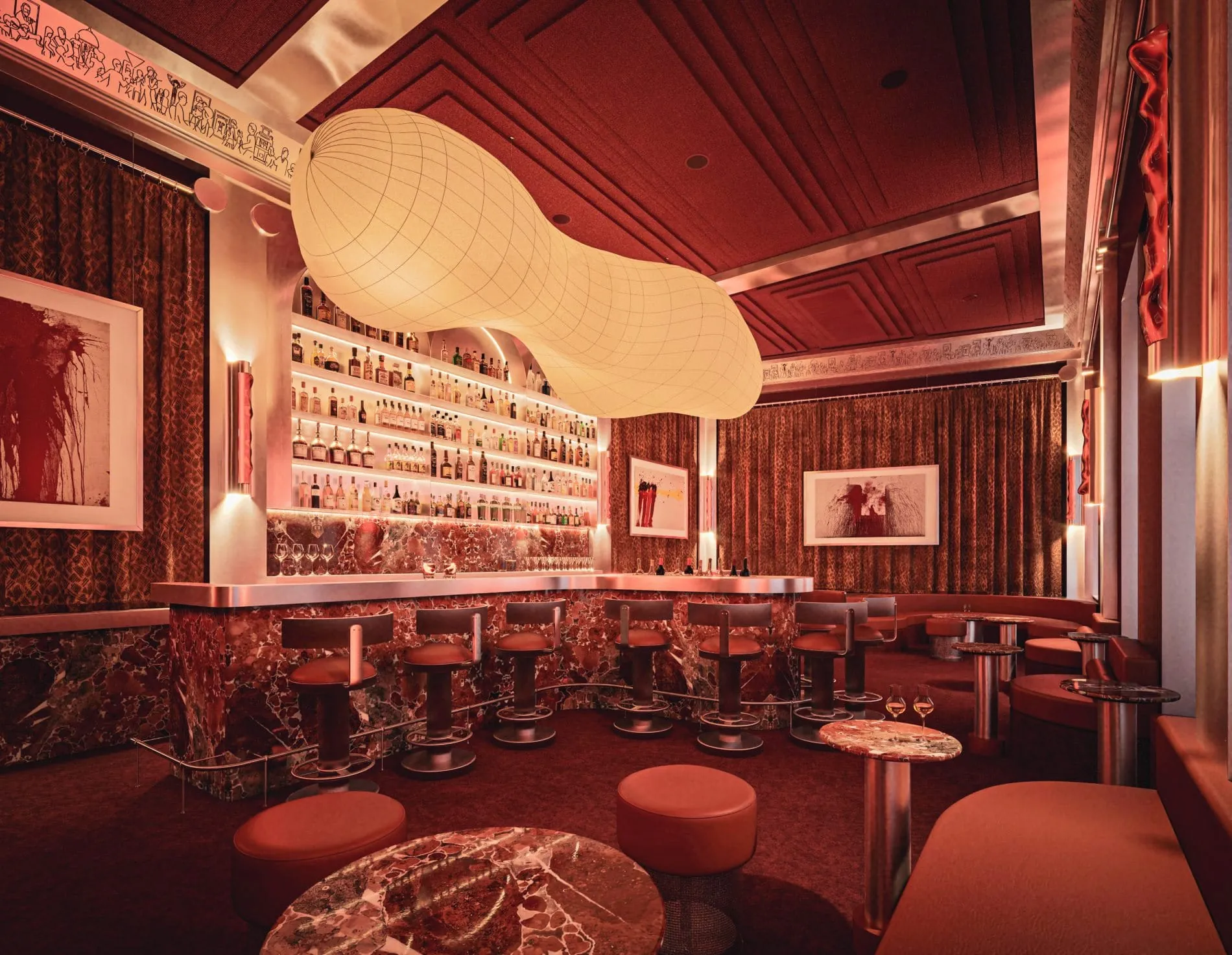 Gedimmtes Licht, rotet Marmor und Samtoberflächen dominieren die Bar "Calypso".