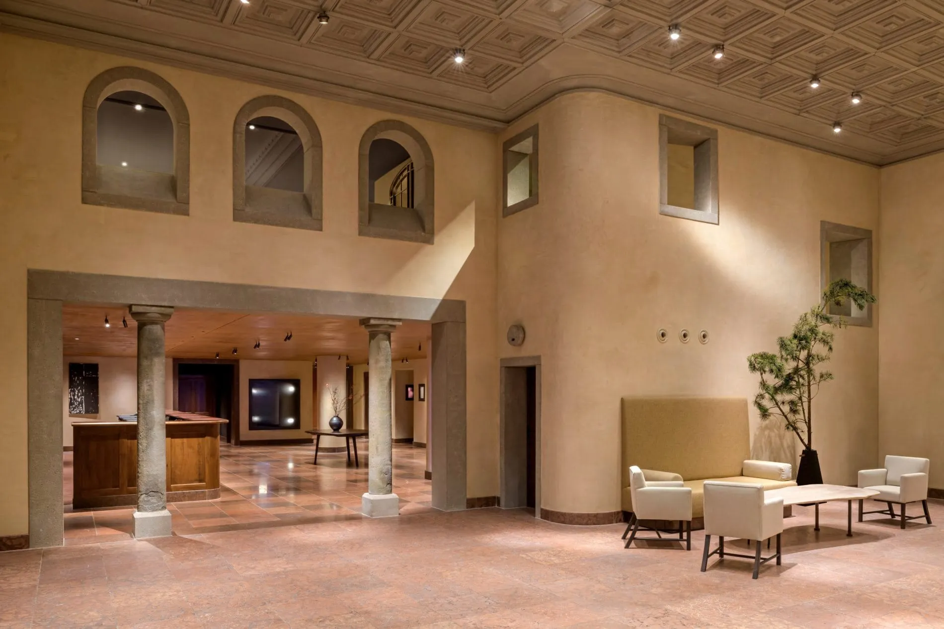 Neue Blickachsen verbinden die Lobby mit den verschiedenen Bereichen des Hotels.