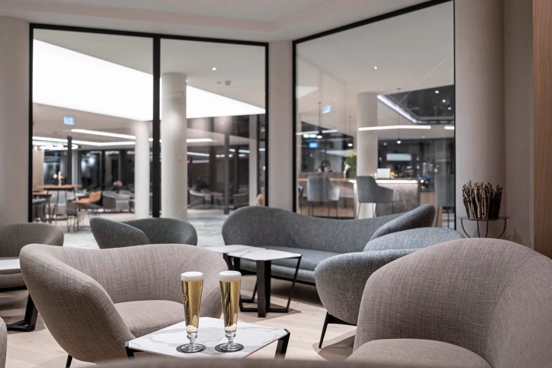 Ankommen und genießen: Die Hotellounge im Hotel Die Post mit Polstersesseln und Blick auf die Lobby lädt zum Verweilen ein.