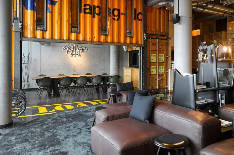 Im 25hours Hotel Hafencity in Hamburg dient ein nahezu originalgetreuer &Uuml;berseecontainer von Hapag-Lloyd als Tagungsraum, erg&auml;nzt um Beleuchtung und hydraulische Hebetechnik von Schiffsausr&uuml;ster Behrens.