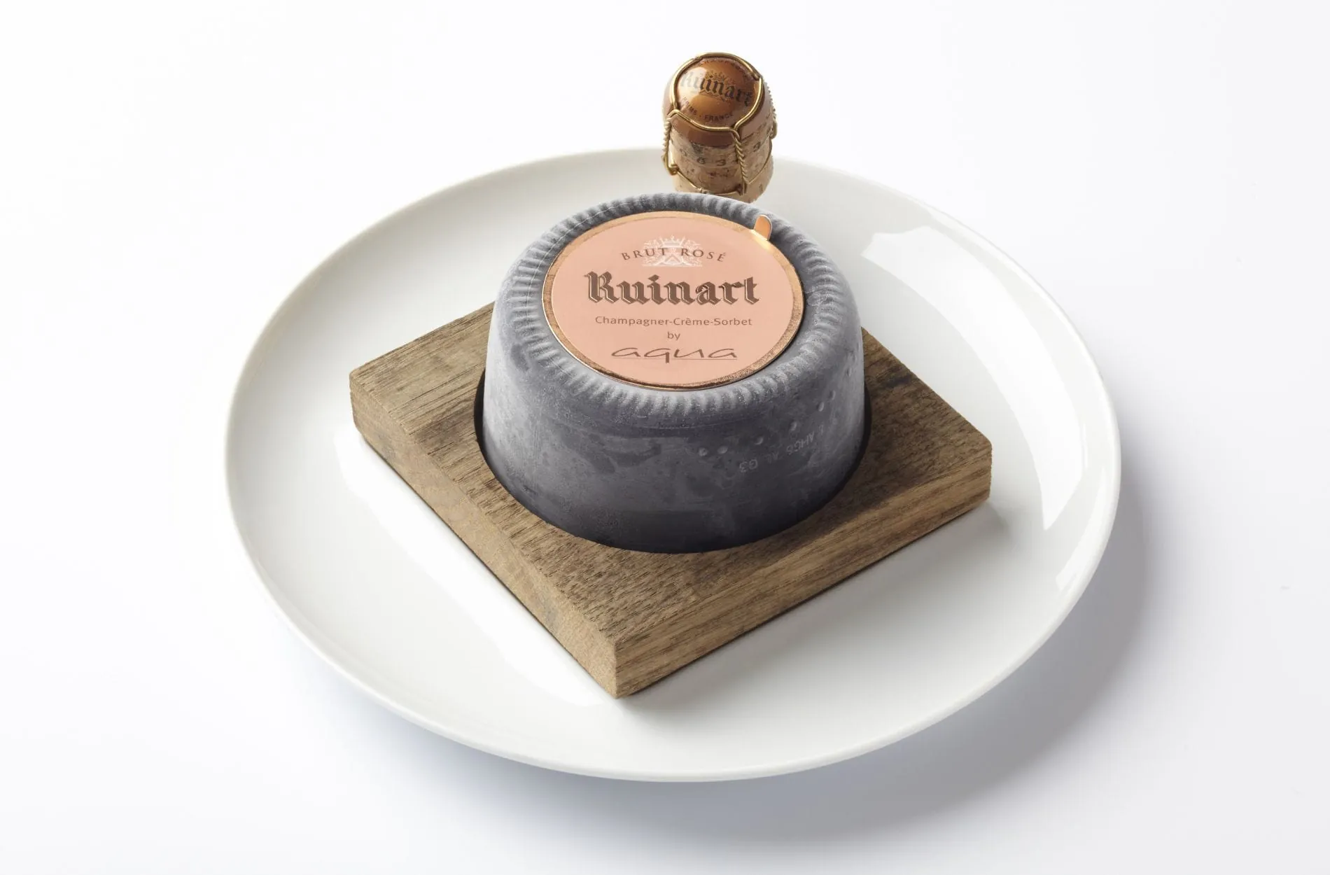 Champagne Cream Sorbet Edition Ruinart Rosé – ein ikonisches Dessert des Aqua und kulinarischer Abschluss eines Menüs, das Erinnerung und Eleganz verbindet.