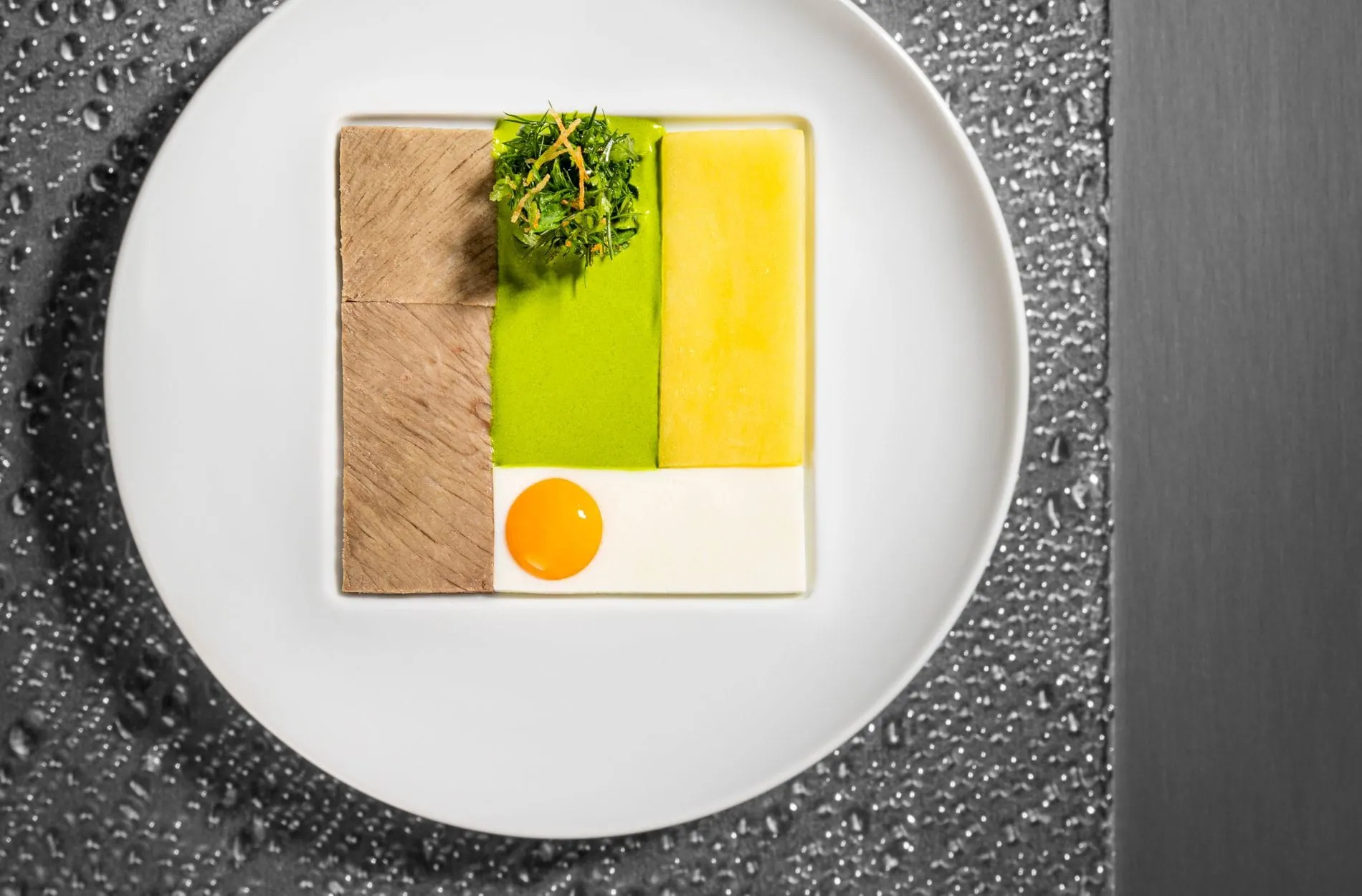 Tafelspitz vom Müritz Lamm mit Frankfurter Grüner Soße, Salzkartoffel und Ei – eine Ikone der Elverfeld-Küche, von der Presse als „Mondrian“ gefeiert.