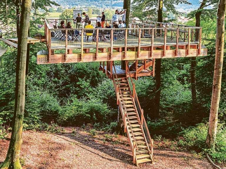 Perspektivwechsel mit Weitblick: Die Teamplattform der Akademie Westerham bietet in acht Metern Höhe Raum für Meetings, mitten in der Natur.