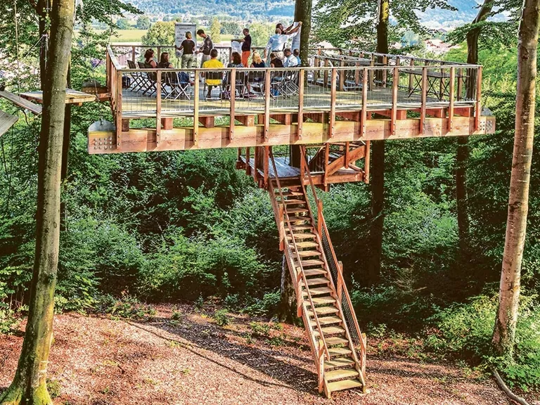 Perspektivwechsel mit Weitblick: Die Teamplattform der Akademie Westerham bietet in acht Metern H&ouml;he Raum f&uuml;r Meetings, mitten in der Natur.