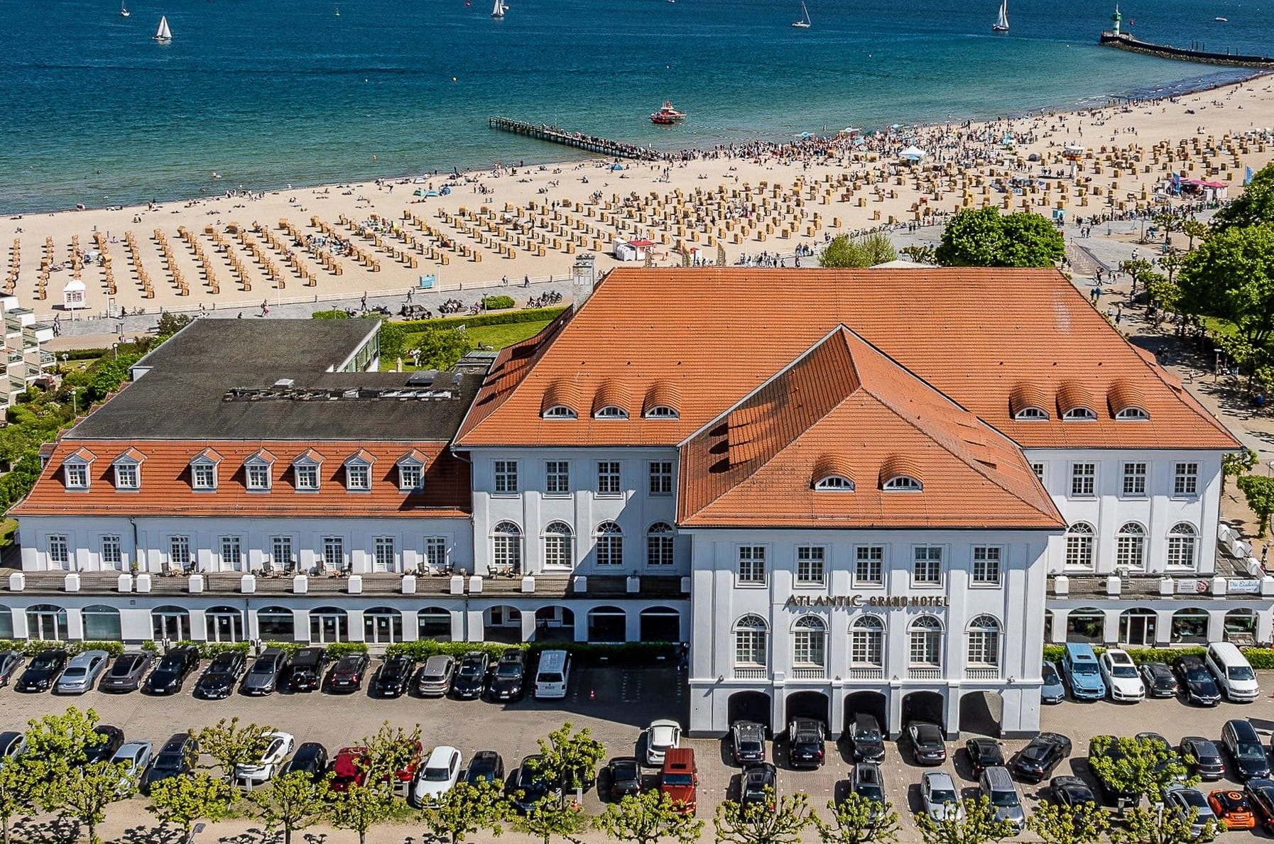 Atlantic Grand Hotels Travemünde liegt direkt an der Strandpromenade und umfasst 75 Zimmer.