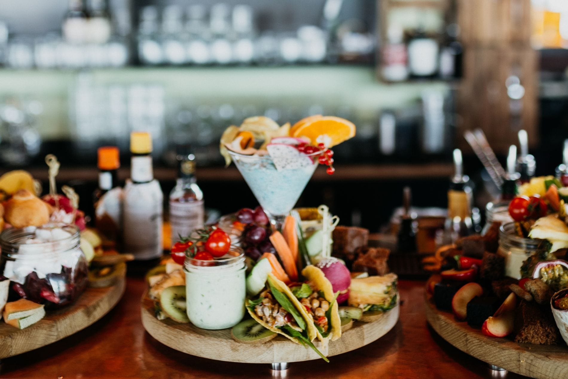 Vegan-vegetarisches Soulfood in Wien: Der Bali Brunch im 25hours Hotel beim MuseumsQuartier setzt auf bewussten pflanzlichen Genuss.