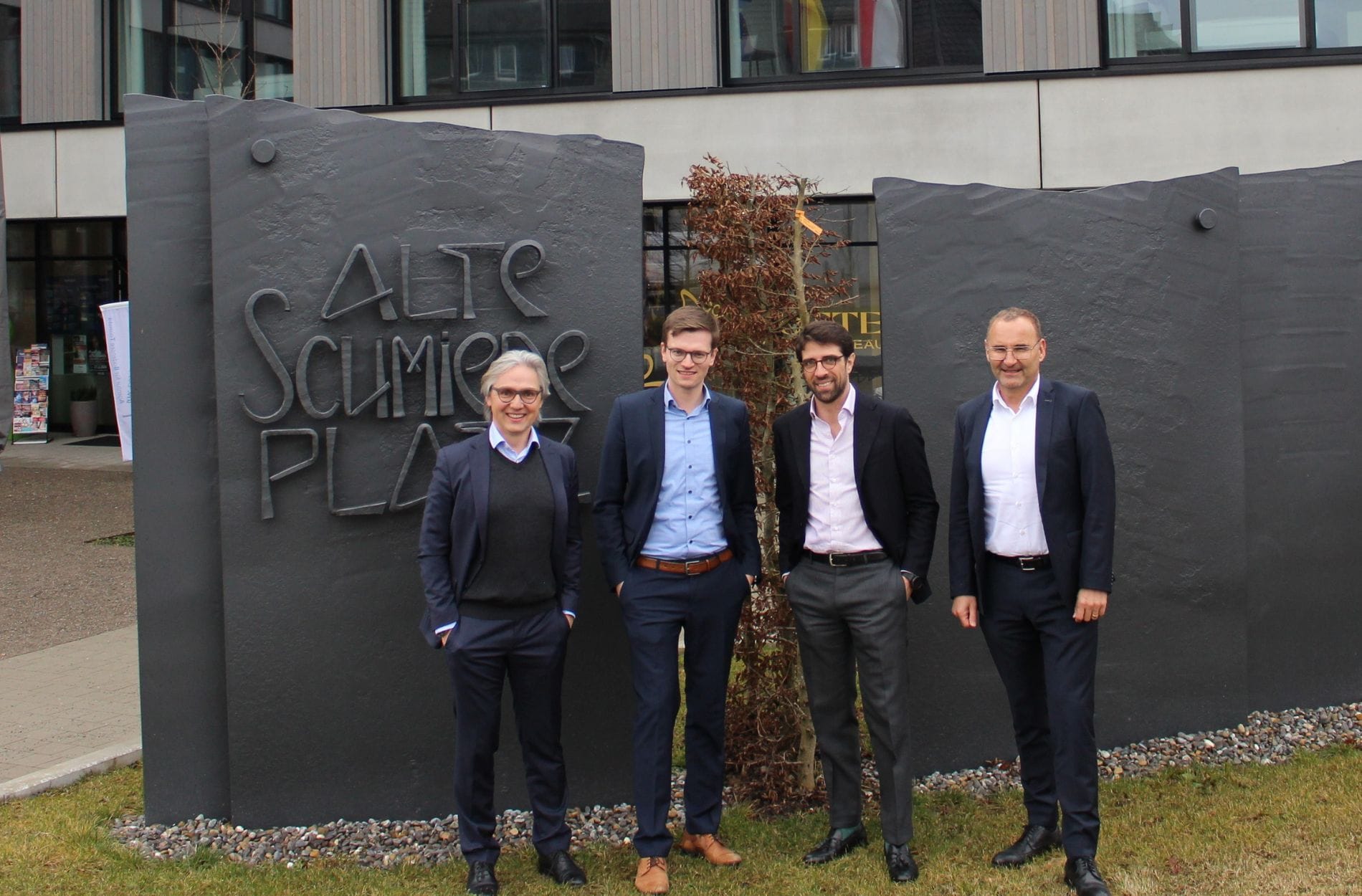 Starten die Zusammenarbeit: (von links) Armin Bruckmeier (Brera), Maximilian Meiler (Zeppelin Vermögensverwaltungsgesellschaft), Mattheo Ghedini (Brera), Jörg Bischof (LZ-Gruppe) vor dem neuen Brera-Haus in Meckenbeuren.
