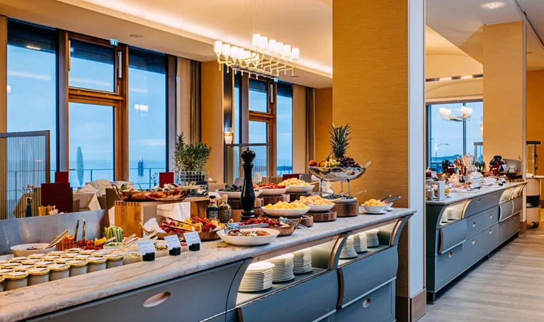 Im Budersand Hotel auf Sylt startet der Sonntagsbrunch mit knackigem Obst und frischen Antipasti am Fr&uuml;hst&uuml;cksbuffet und geht danach in ein Mittagmen&uuml; &uuml;ber.