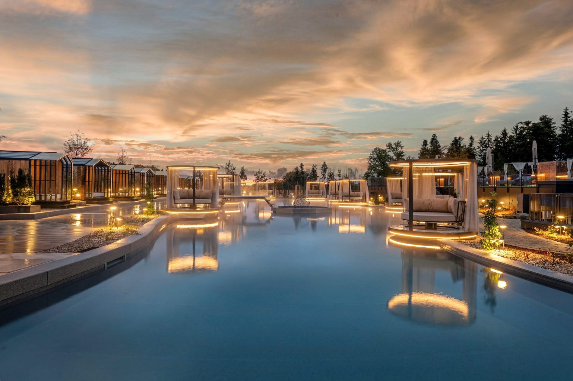 Der 60 Meter lange Naturpool im Das Stemp Wellnessresort in Büchelberg ist als lagunenartige Anlage gestaltet und wird über ein Wasserspeicher- und Filtersystem biologisch gereinigt.