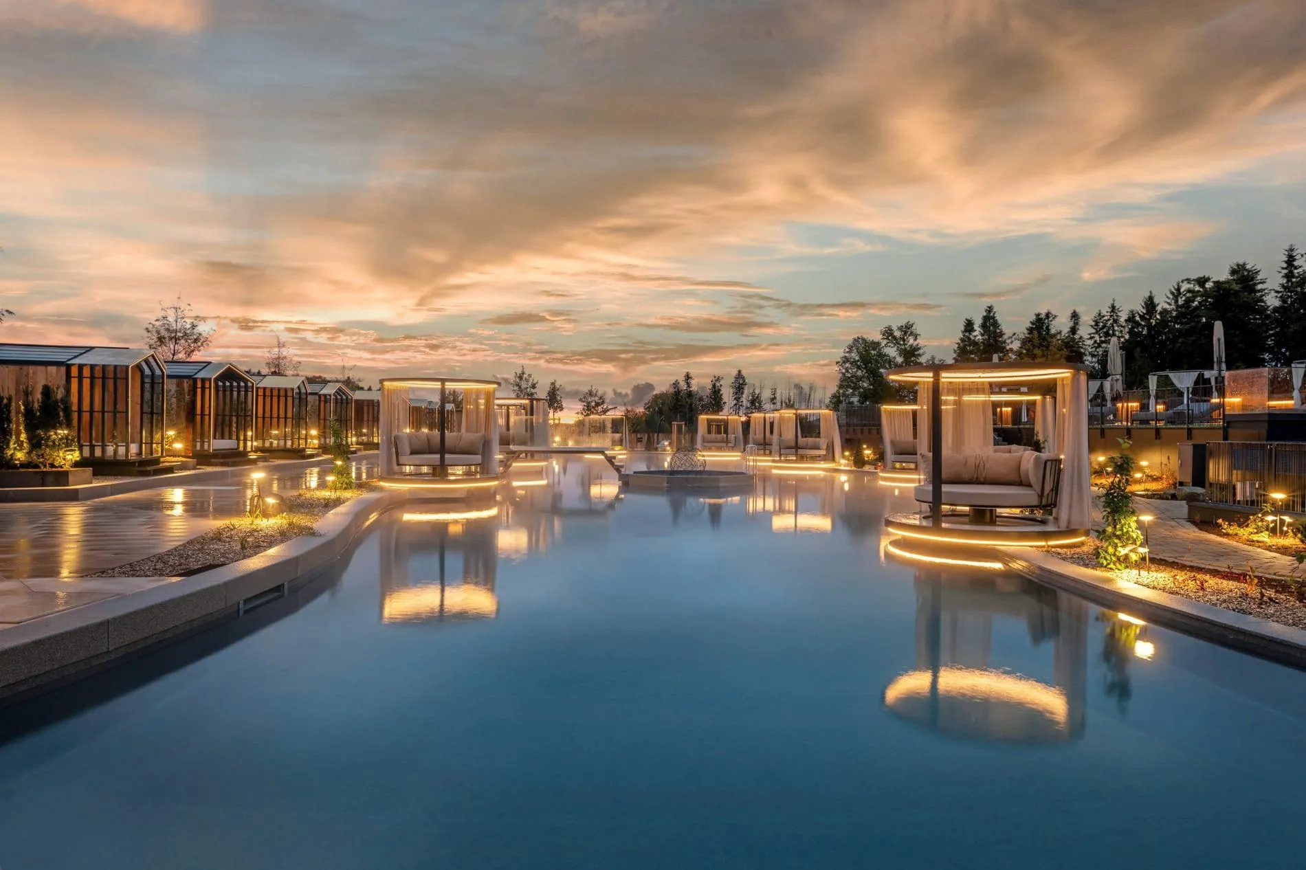 Der 60 Meter lange Naturpool im Das Stemp Wellnessresort in Büchelberg ist als lagunenartige Anlage gestaltet und wird über ein Wasserspeicher- und Filtersystem biologisch gereinigt.
