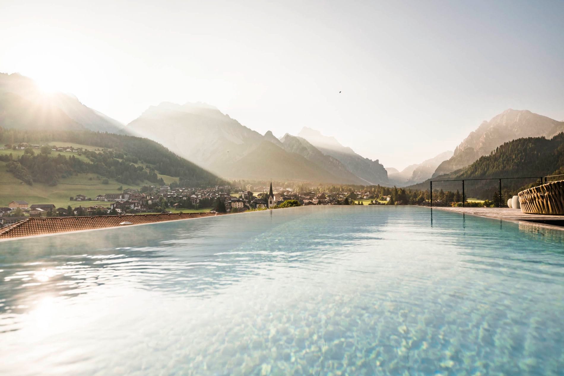 Der Panorama-Infinitypool im Excelsior Dolomites Life Resort in St. Vigil bietet Blick auf die Dolomiten und den Naturpark Fanes-Sennes-Prags. Das Wasser ist ganzjährig auf 33 Grad temperiert. Einmal pro Woche ist der Pool bis 23 Uhr geöffnet.