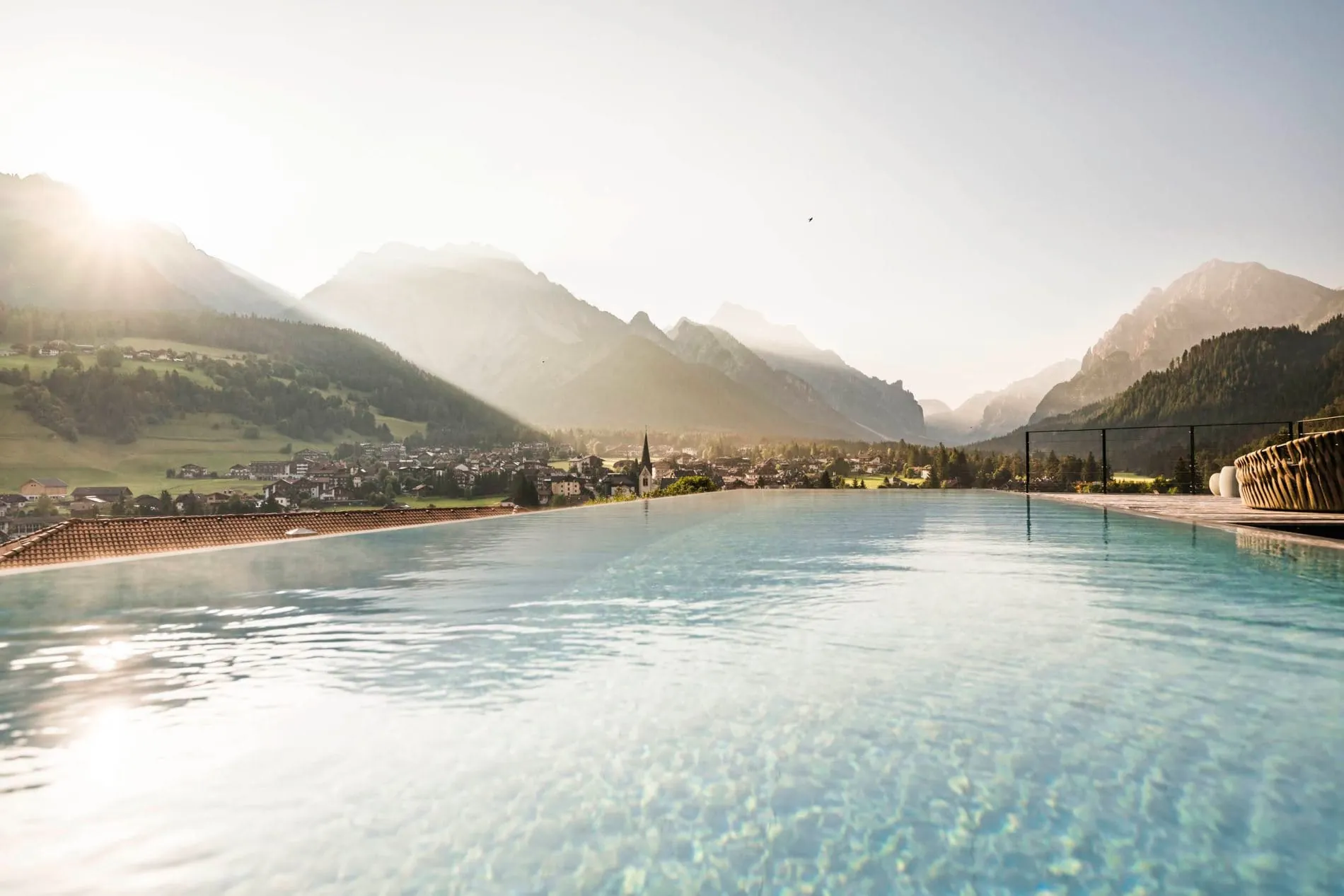 Der Panorama-Infinitypool im Excelsior Dolomites Life Resort in St. Vigil bietet Blick auf die Dolomiten und den Naturpark Fanes-Sennes-Prags. Das Wasser ist ganzjährig auf 33 Grad temperiert. Einmal pro Woche ist der Pool bis 23 Uhr geöffnet.