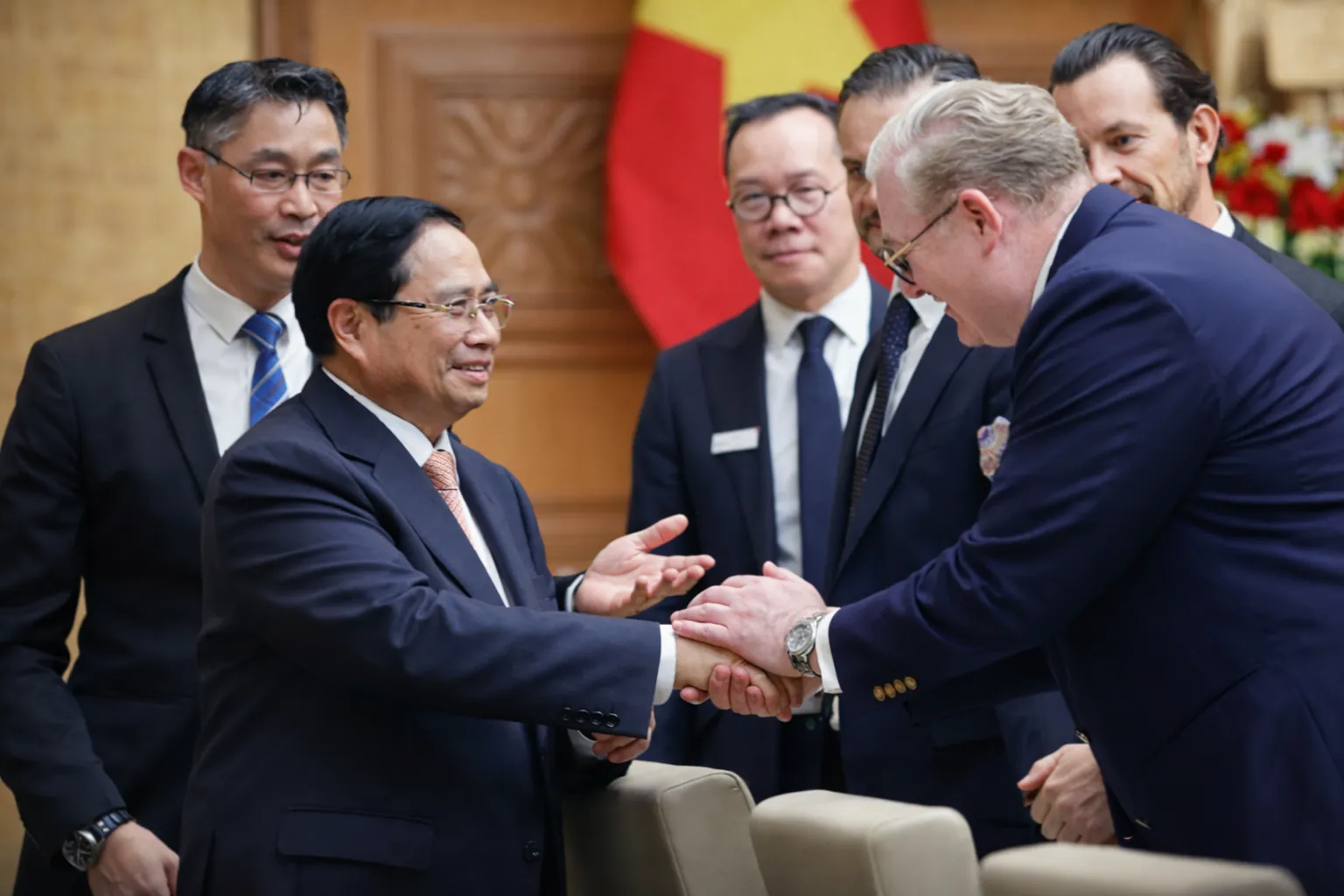 Austausch in Hanoi: (von links) Philipp Rösler, Premierminister Phạm Minh Chính, Mark Hung von Black Rock – eine US-amerikanische Investmentgesellschaft mit Sitz in New York – sowie Martin R. Smura, Chairman der Grand Metropolitan Hotels.