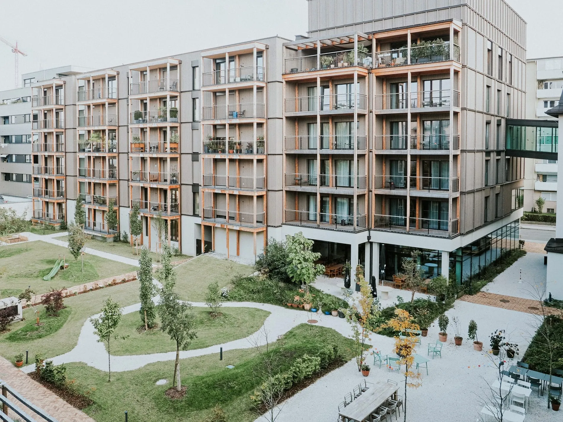Naturnaher Grünraum inmitten von Salzburgs Bahnhofsviertel: Der Garten des Quartiers Hotel und Wohnen am Hirschengrün.
