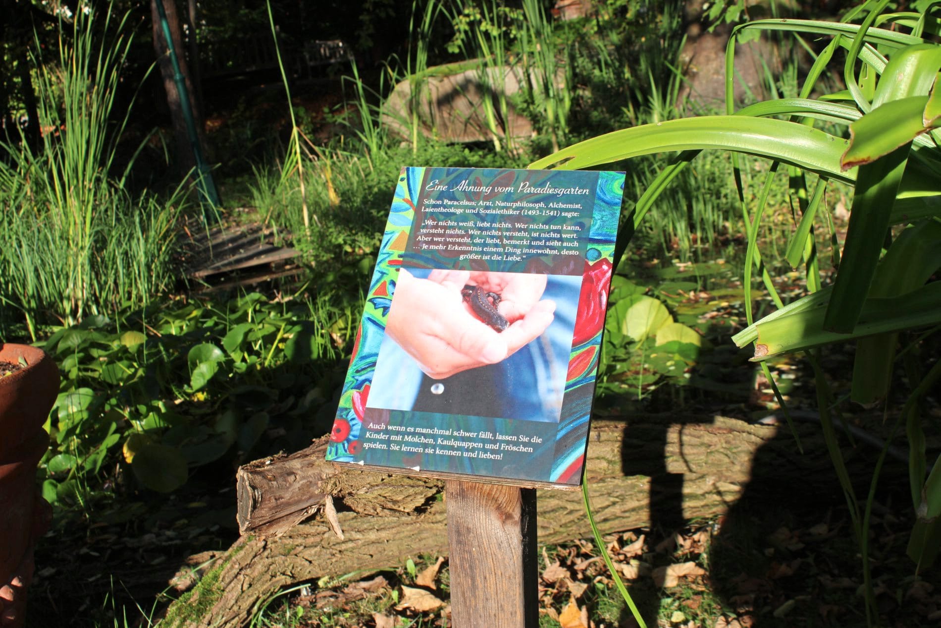 Infotafeln im Garten des Landhotels Am Rothenberg sollen die Gäste inspirieren und zur Nachahmung animieren.