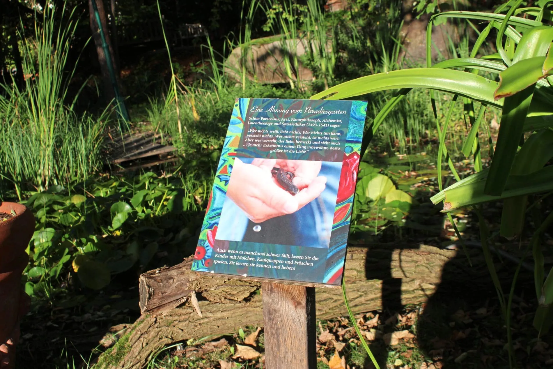 Infotafeln im Garten des Landhotels Am Rothenberg sollen die Gäste inspirieren und zur Nachahmung animieren.