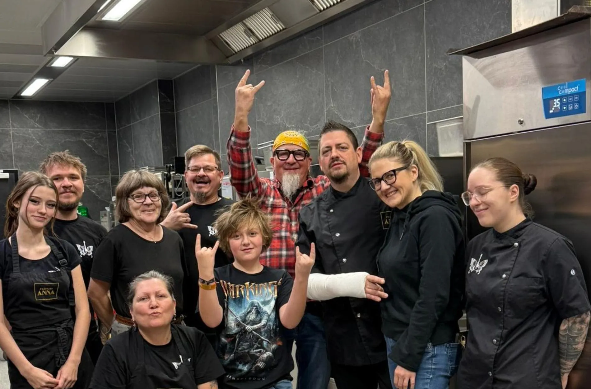 Starkoch Stefan Marquardt neben Hotelier Marinus Falter (hinten Mitte).