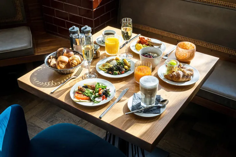 2 Beim Sonntagsbrunch im Hotel Hafen Hamburg stehen Fr&uuml;hst&uuml;cksklassiker, regionale K&ouml;stlichkeiten und Hamburger Originale auf der Karte.