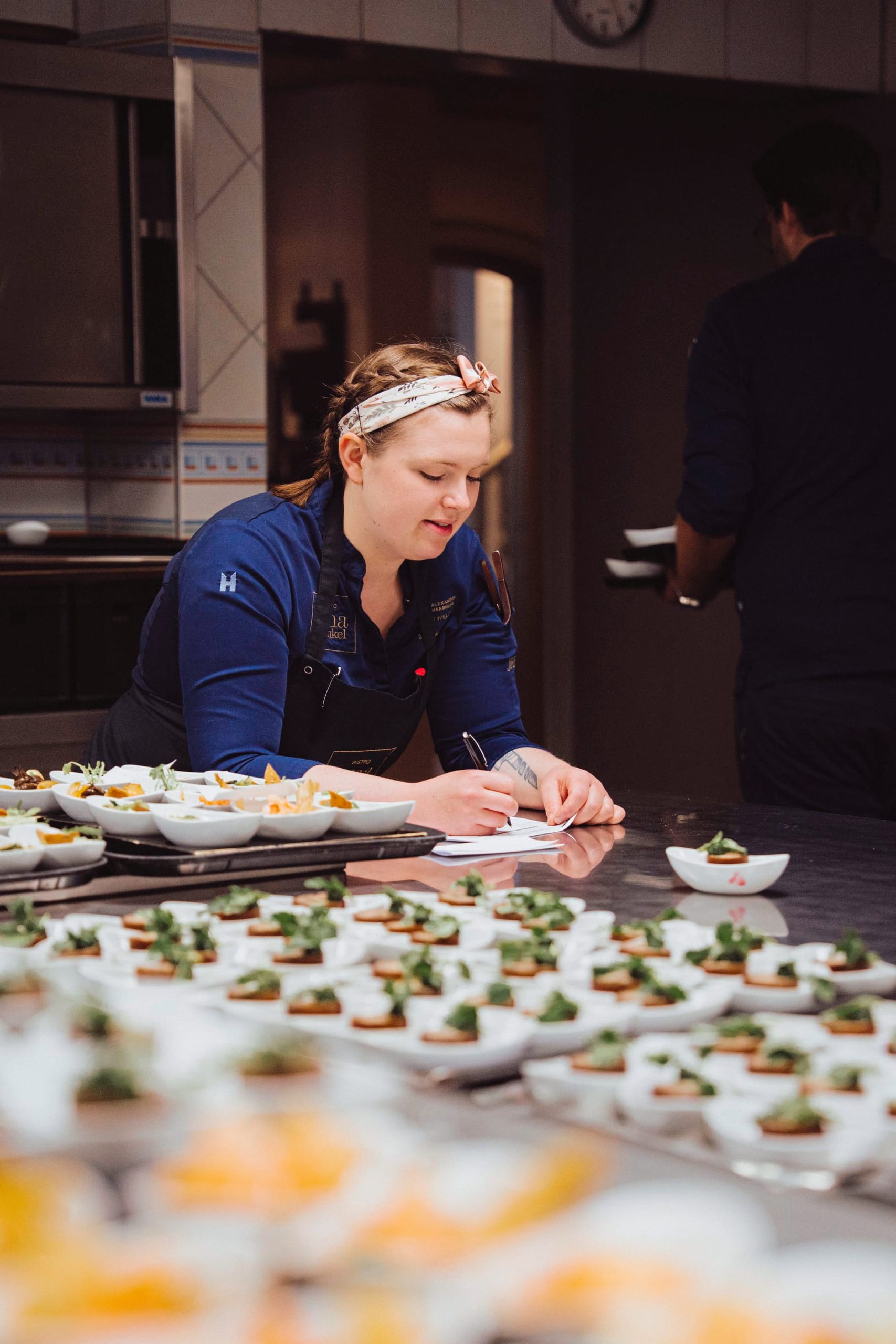In der Küche werden die kleinen Tapas sorgfältig für den Brunch vorbereitet.
