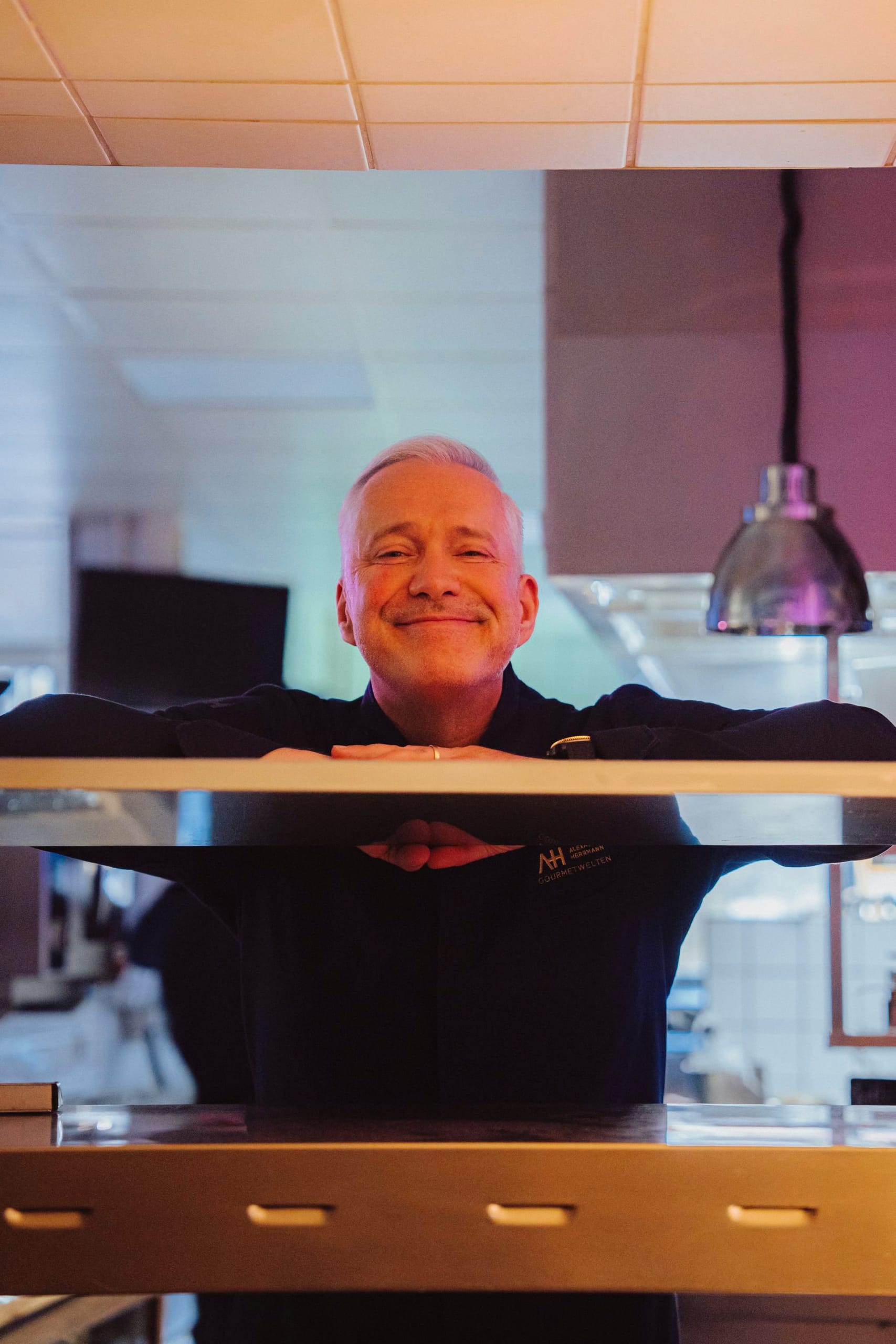 Immer gut gelaunt: Sternekoch Alexander Herrmann in der Küche des Posthotels.