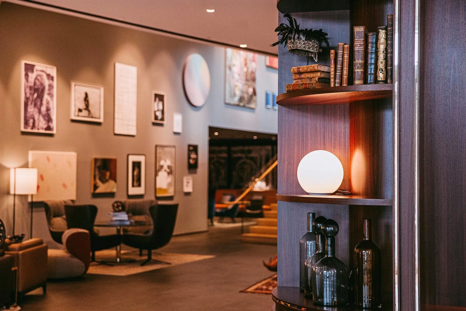 Lobby Lounge mit Bildergalerie, Bücherregal und Designmöbeln im Andaz Vienna.