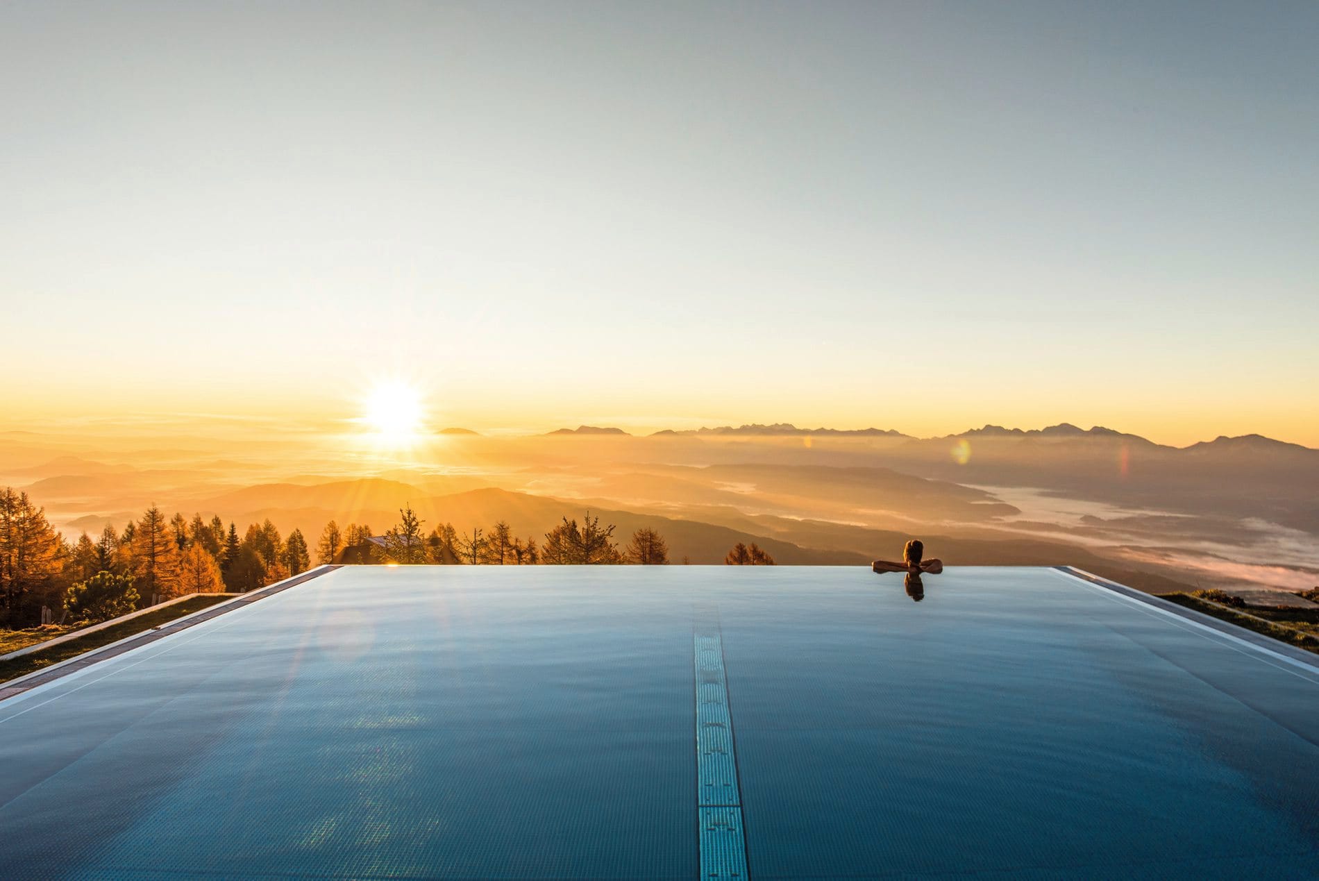 Der Infinitypool auf 1.770 Meter Höhe im Feuerberg Mountain Resort in Bodensdorf bietet einen Blick von den Nockbergen über das Klagenfurter Becken, den Wörthersee und die Karawanken bis zu den Gipfeln der Julischen Alpen. Im Herbst liegt der Pool oft über den Wolken.