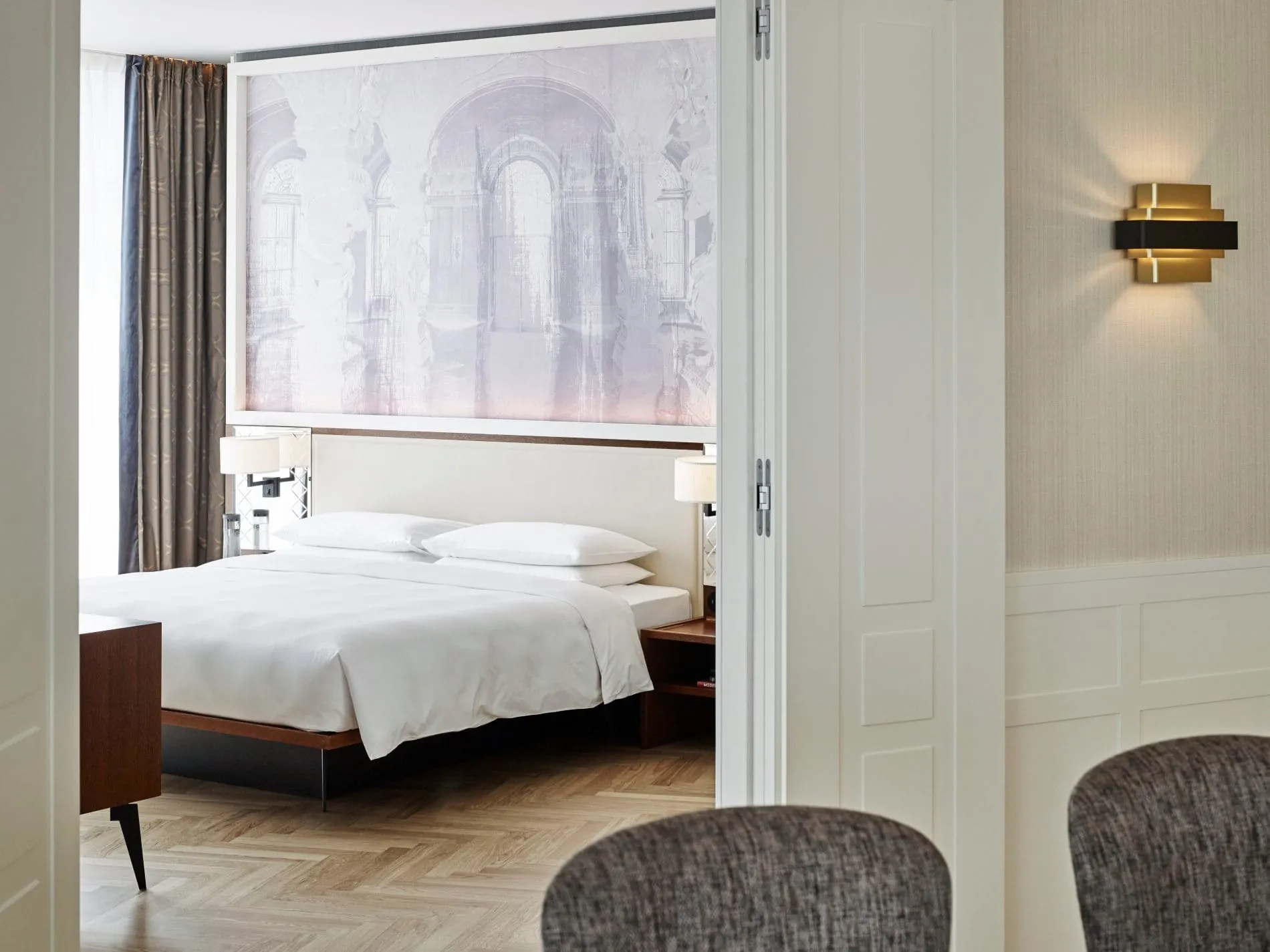 Penthouse Suite Schlafzimmer mit Doppelbett, Kunstdruck und Fischgrätparkett im Andaz Vienna.