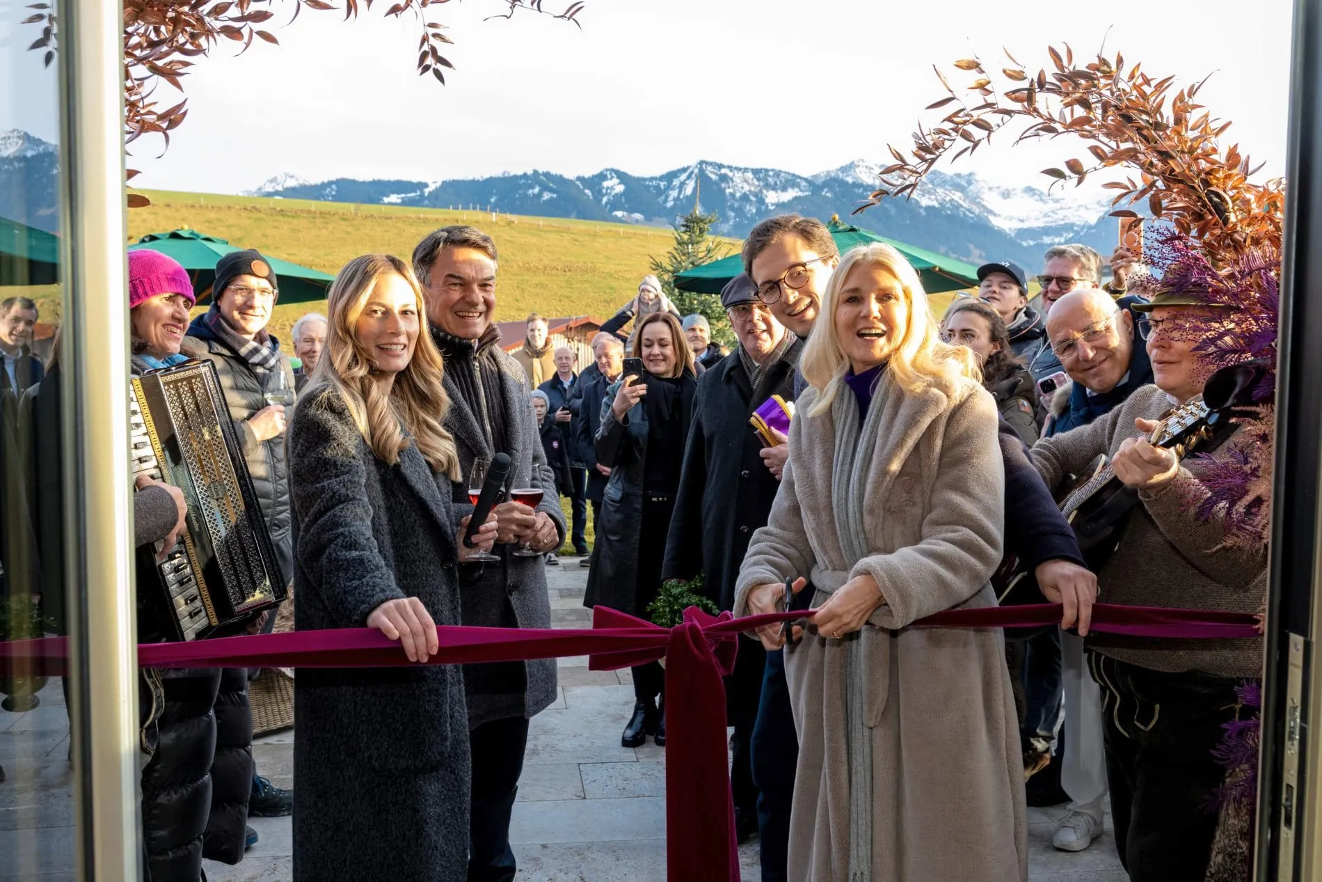 Erste Einblicke ins neue Hofgut des Sonnenalp Resorts: Familie Fäßler bei der feierlichen Eröffnung.