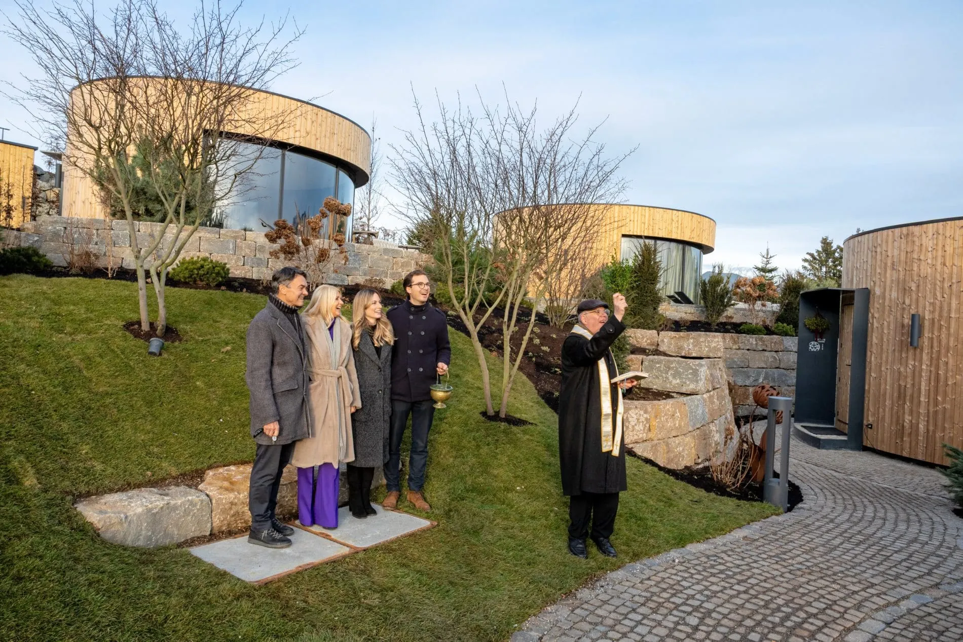 Erste Einblicke ins neue Hofgut des Sonnenalp Resorts: Familie Fäßler bei der feierlichen Eröffnung.