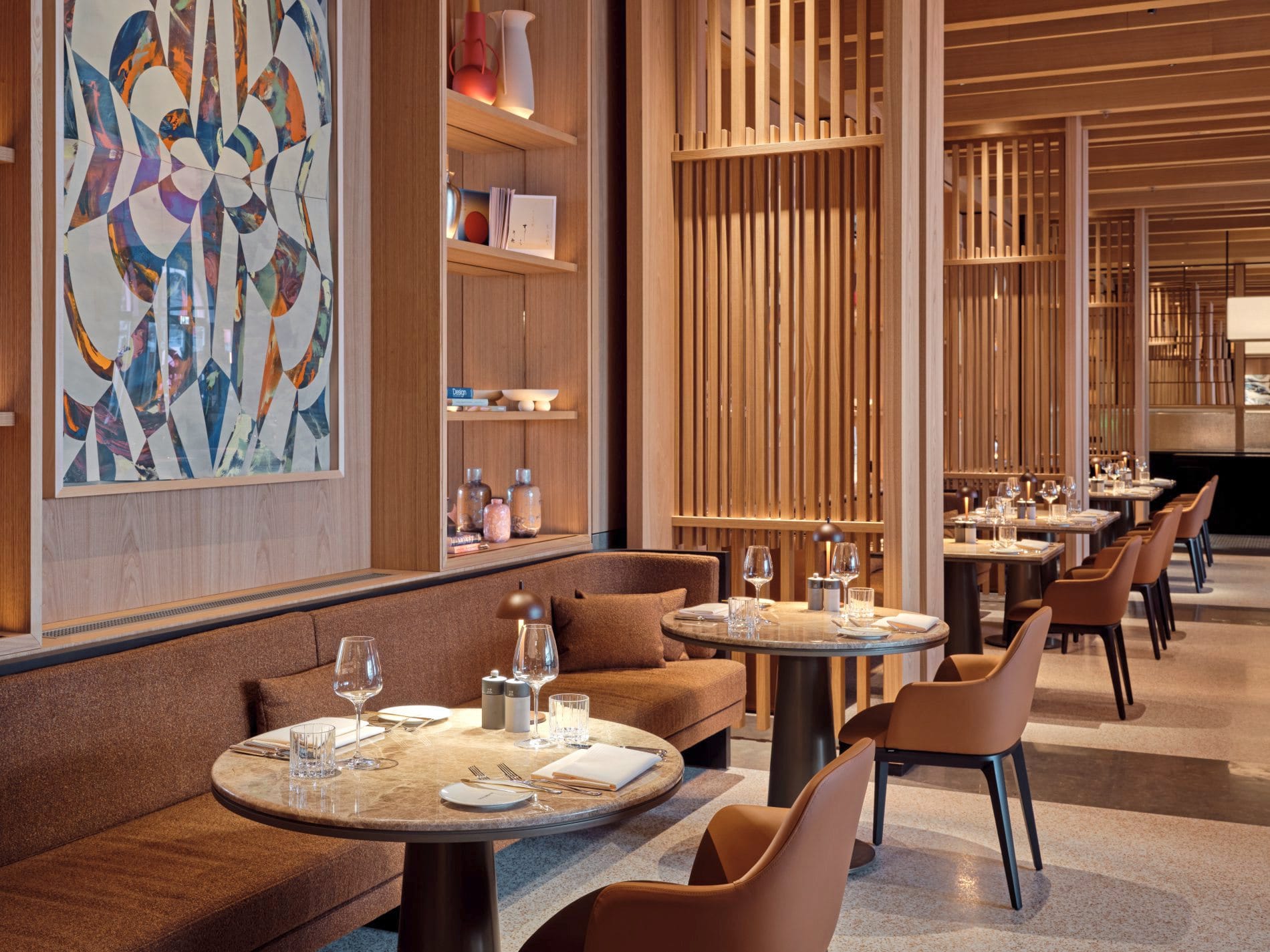 Trennwände aus hellem Holz sorgen im All-Dining-Restaurant The Garden für Privatsphäre.