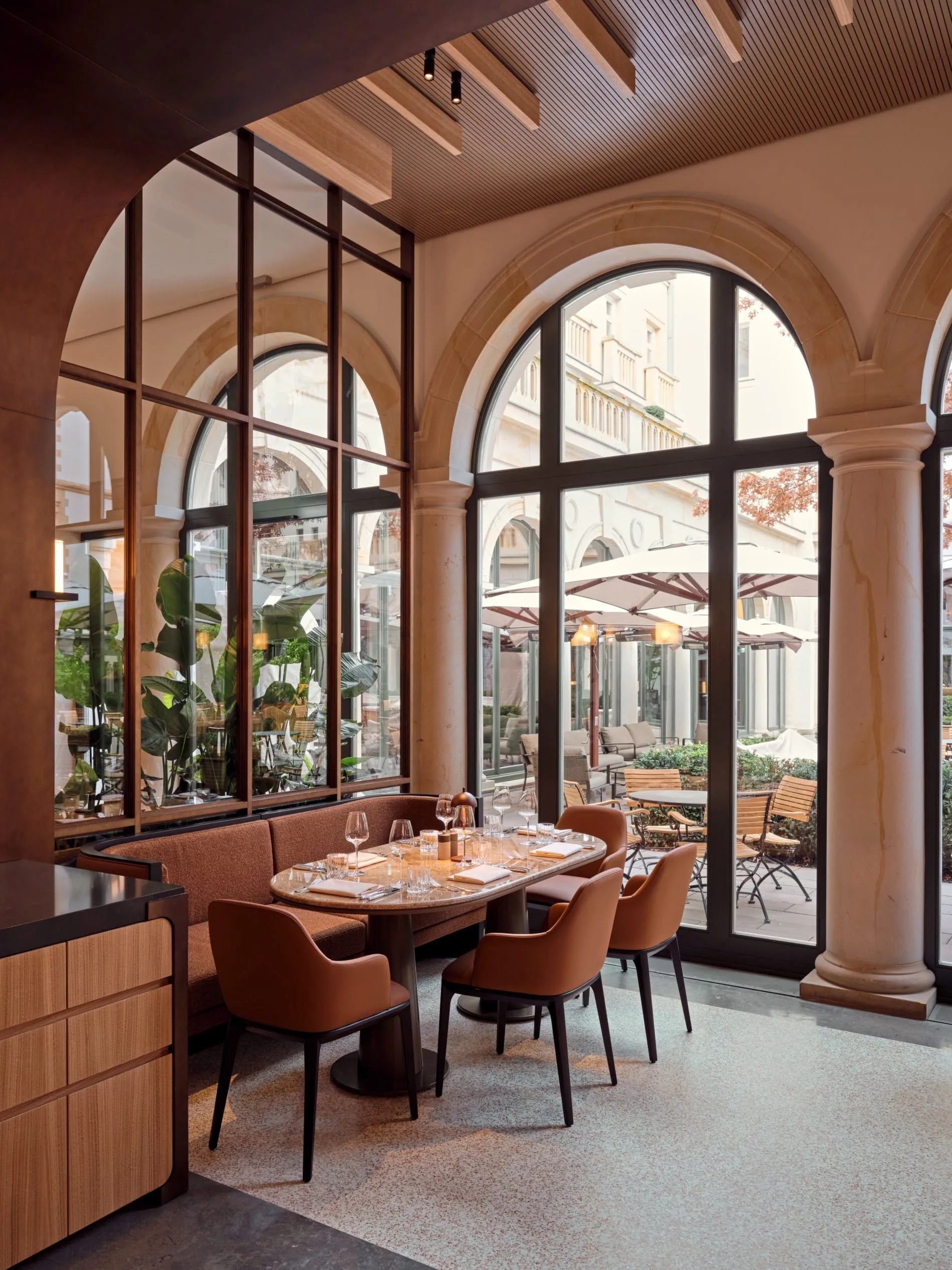 Gäste haben von fast allen Innenräumen freien Blick auf den Innenhof. Das All-Dining-Restaurant bietet morgens Frühstück, mittags europäische Küche und abends Gerichte zum Teilen.