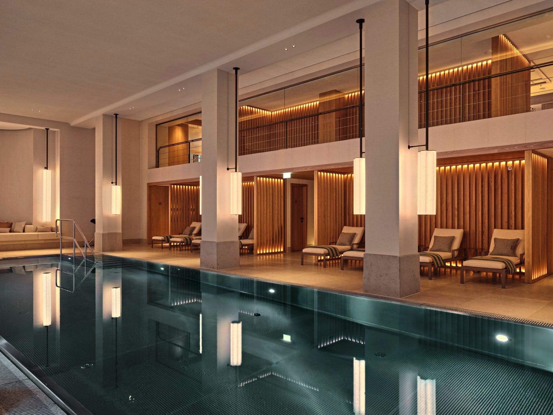 Das The Spa bietet einen 14 Meter langen Indoorpool und mehrere Saunen. Auch hier findet sich das gestalterische Prinzip mit den Holzlamellen.