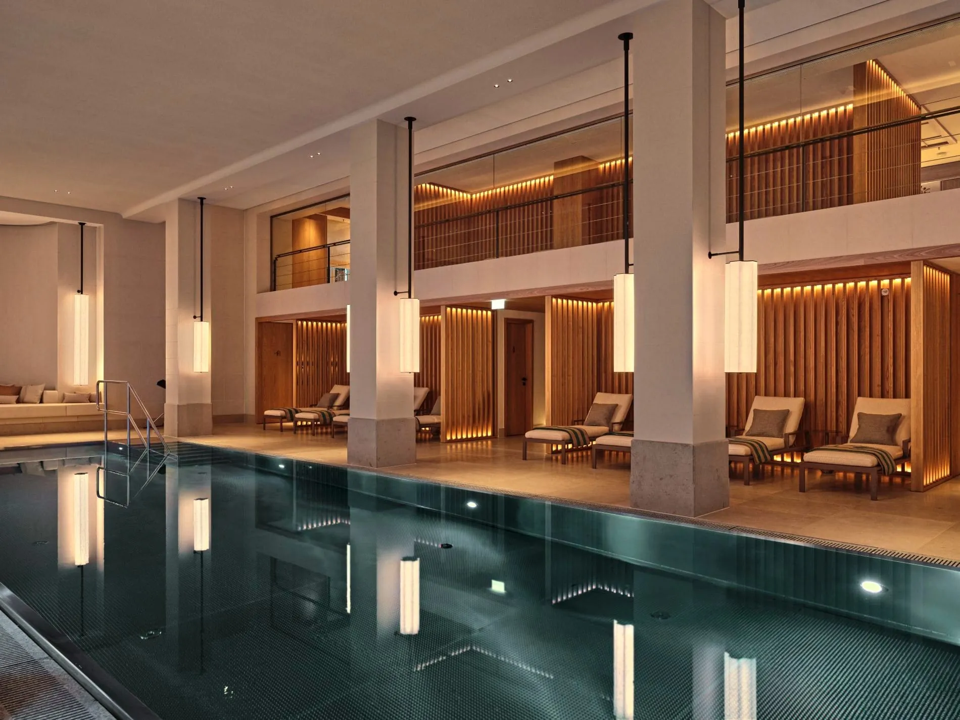 Das The Spa bietet einen 14 Meter langen Indoorpool und mehrere Saunen. Auch hier findet sich das gestalterische Prinzip mit den Holzlamellen.