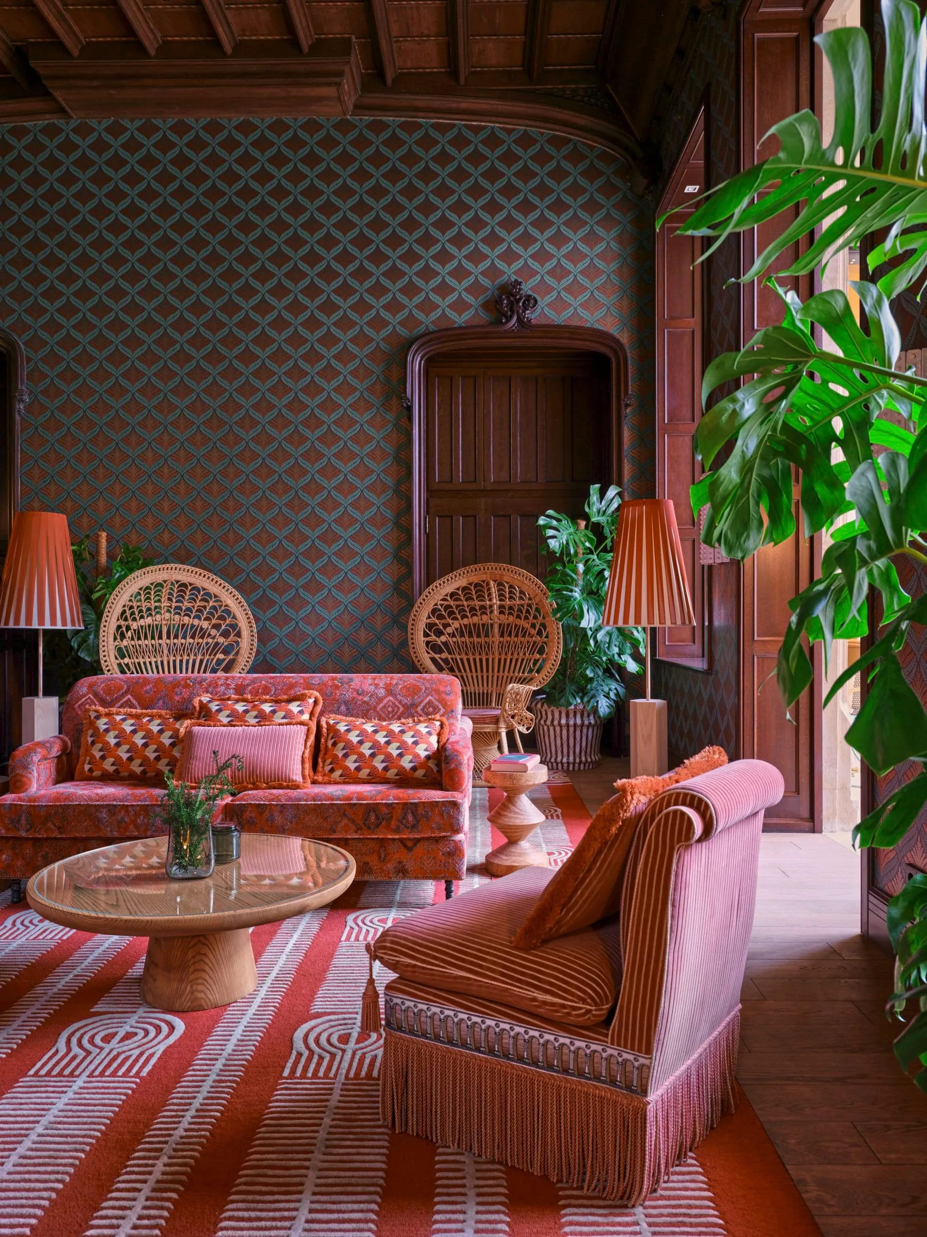 Gediegenes Rot: Blick in die neugestaltete Lobby der historischen Villa.