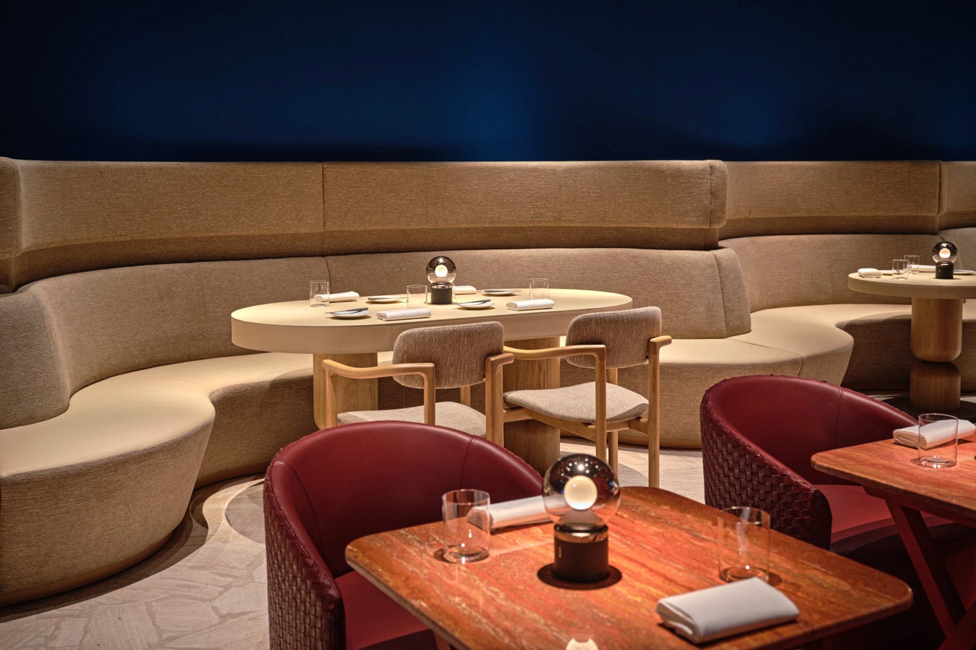 Das Restaurant The Dune ist ein Gegenentwurf zum blühenden Innenleben des restlichen Hotels. Gäste sitzen hier wie in einer Düne, über ihnen der blaue Nachthimmel.