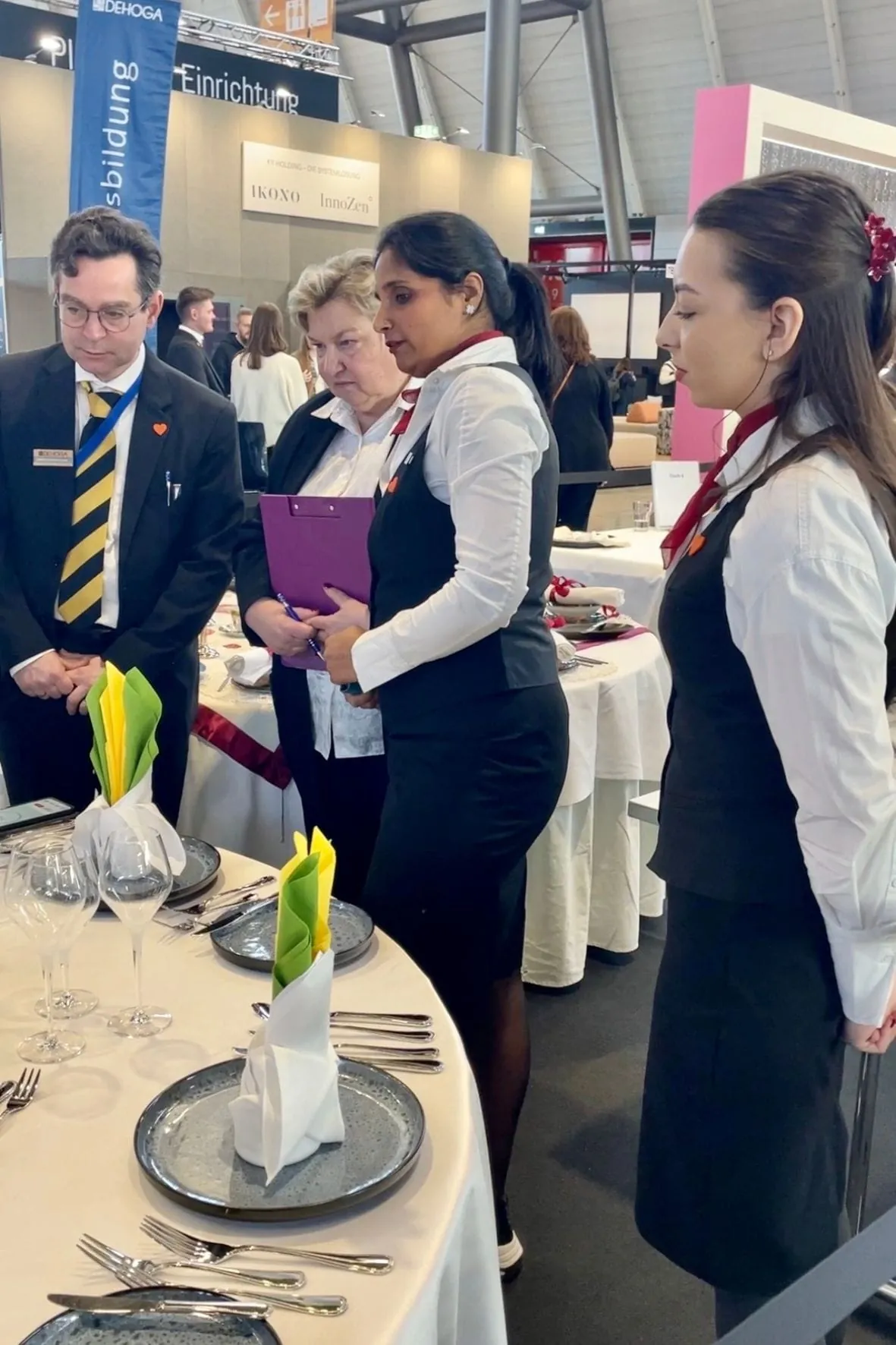 Reena Giri-Muza (Mitte) und Valeriia Sabadash (rechts) vom City Hotel Fortuna Reutlingen mit der VSR-Jury.