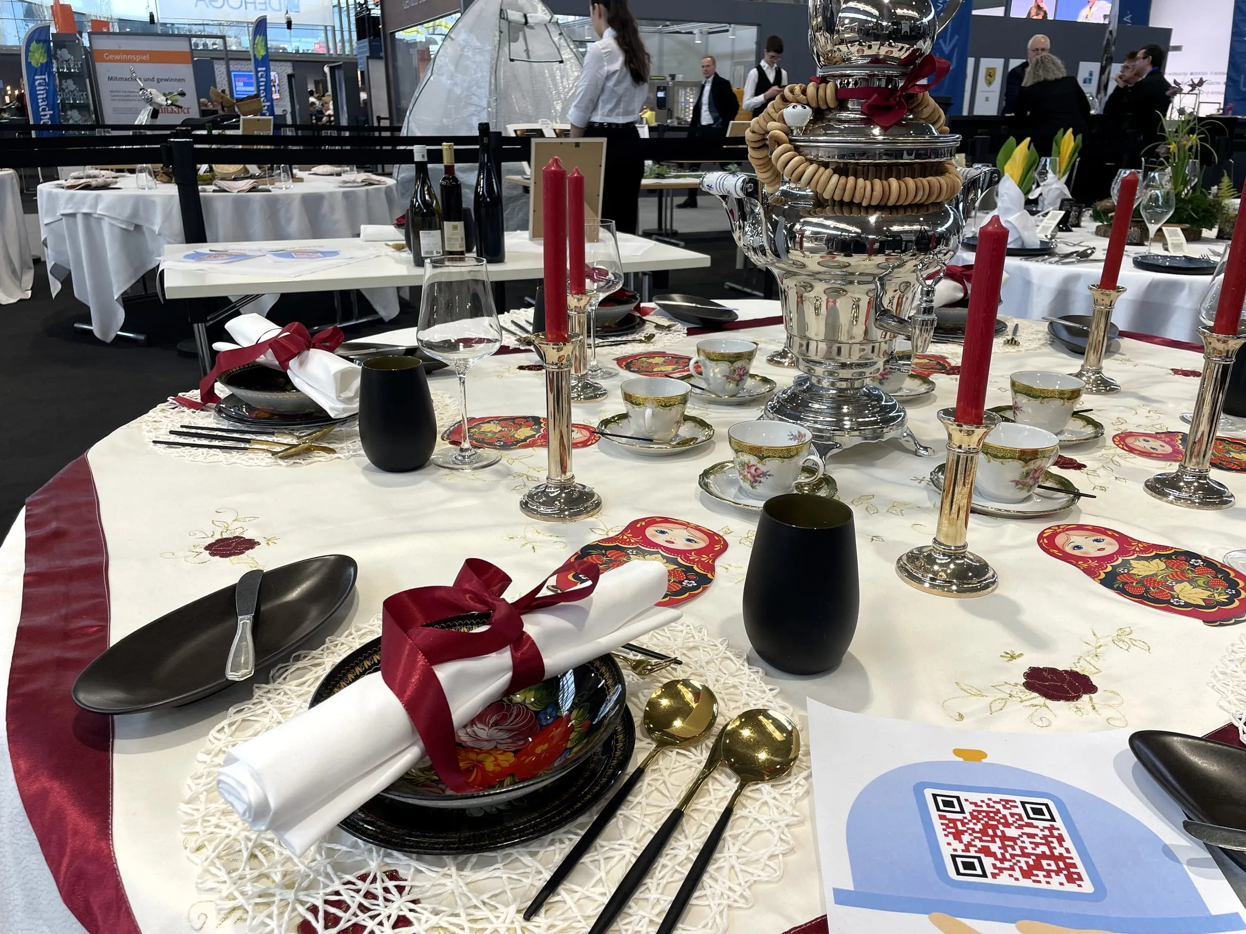 Der russisch akzentuierte Tisch für Familien- und Geburtstagsfeiern von Illarion Waint überzeugte ...