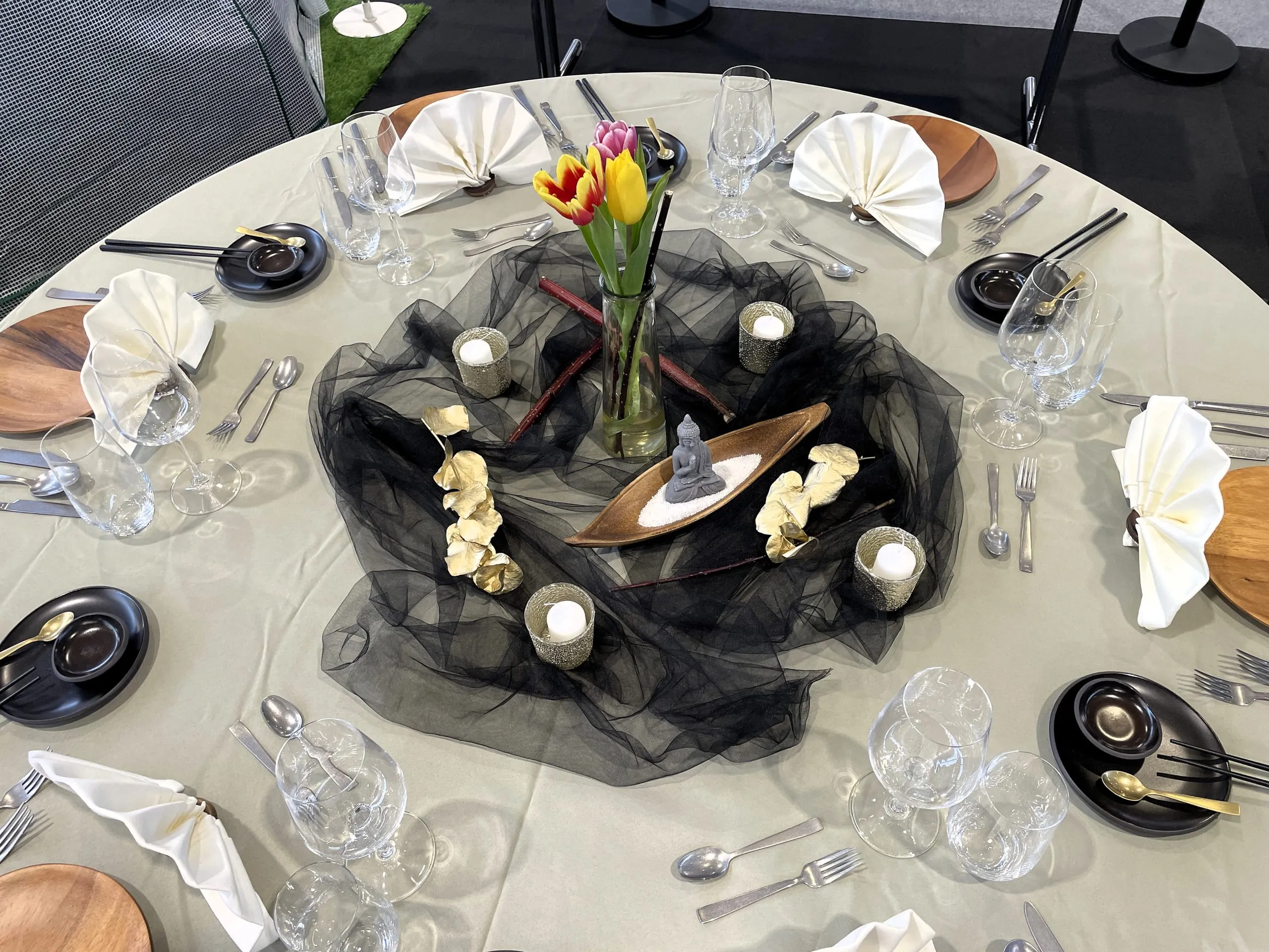 ... des gedeckten Tischs des Teams vom Beruflichen Schulzentrum Georg Kerschensteiner, BS II, Regensburg. Stäbchen sorgen für den asiatischen Vibe, matte Materialien für Natürlichkeit.