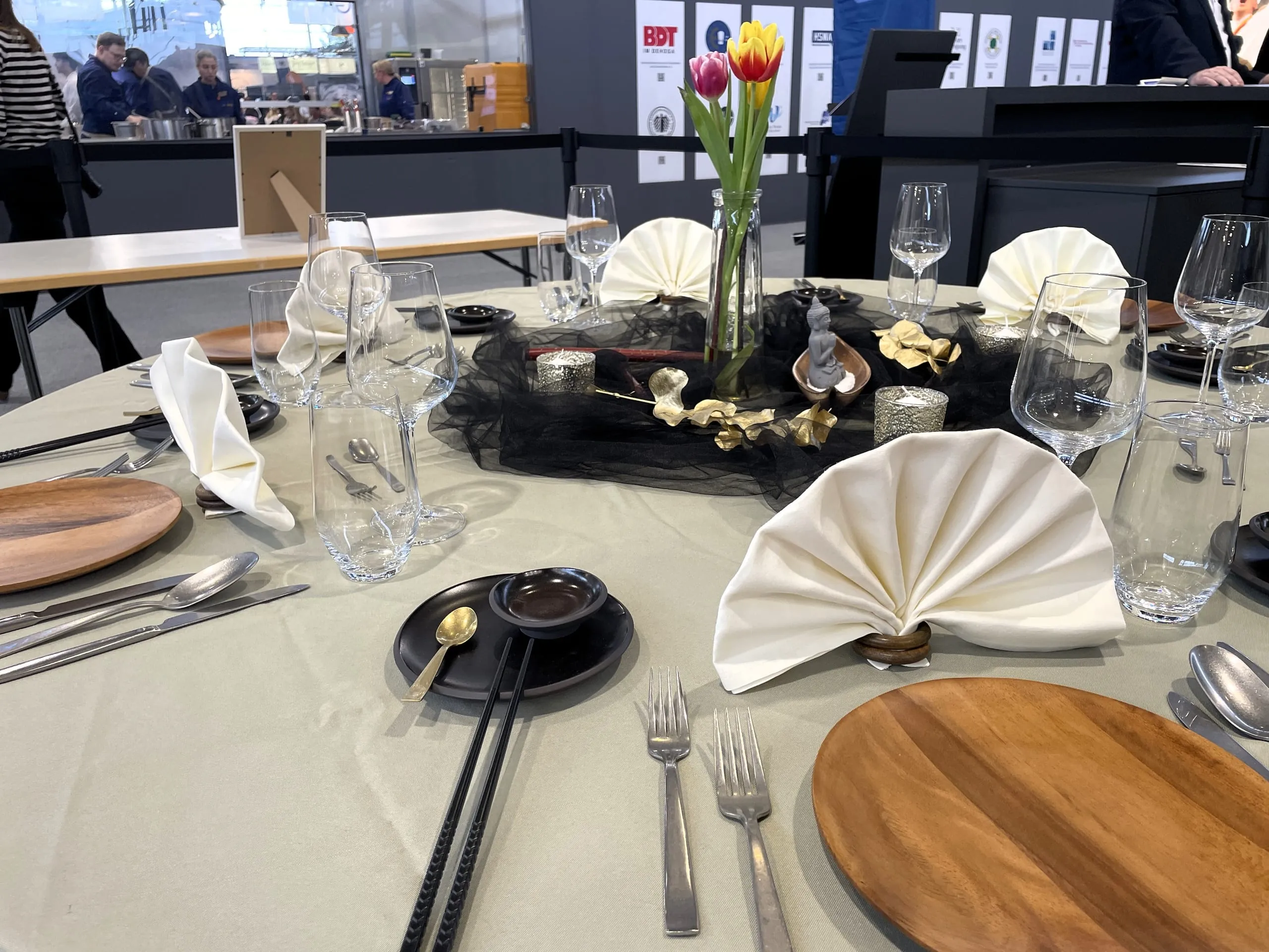 Minimalistische Klarheit mit kulturellen, aber auch umweltfreundlichen Aspekten, wie den Tellern, Schalen und Serviettenringen aus Holz, standen im Fokus ...