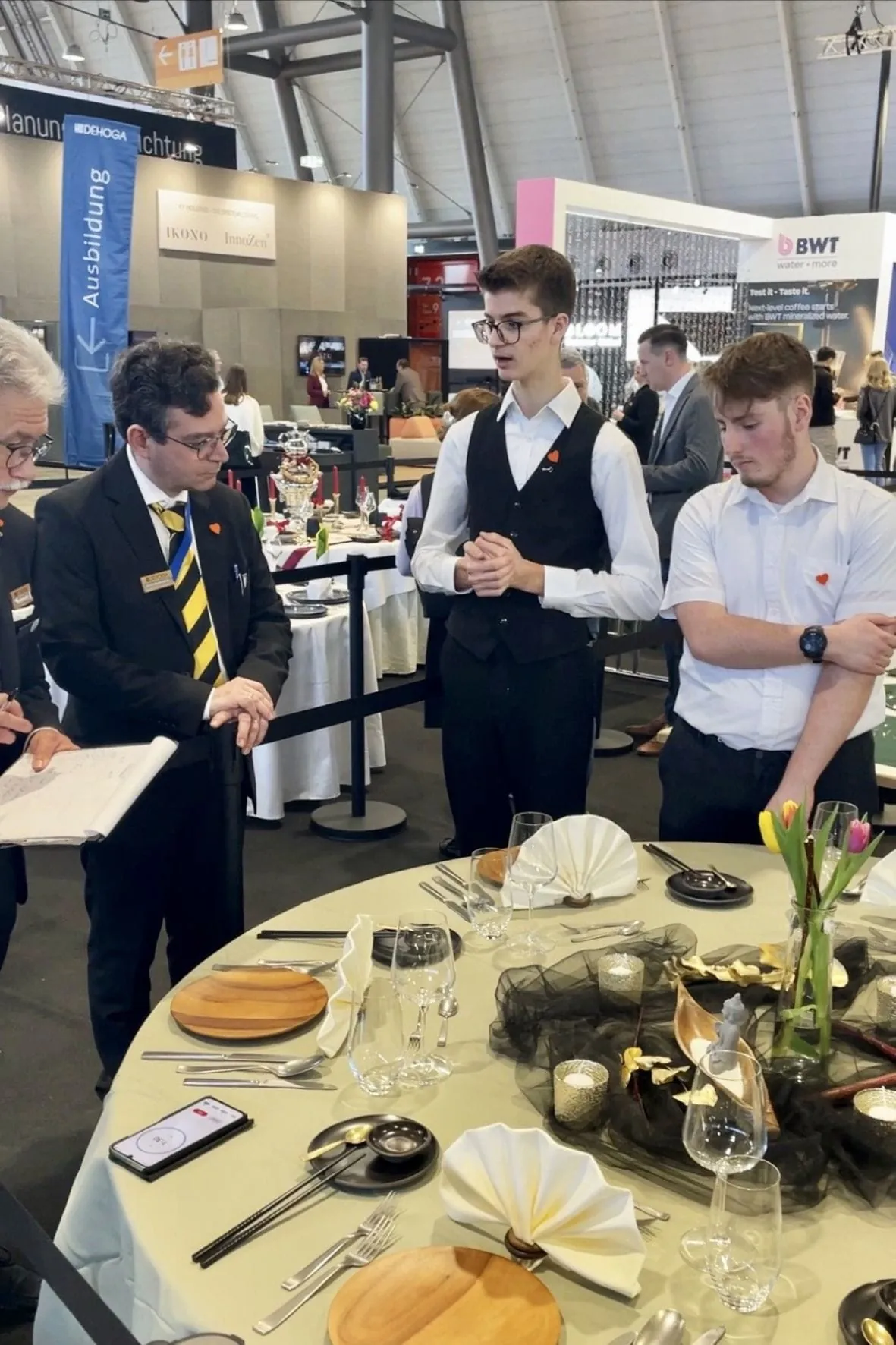 Tizian Pirzer (Mitte) und Finn Schulz (rechts) vom Beruflichen Schulzentrum Georg Kerschensteiner, BS II, Regensburg, erläutern der Jury ihr Konzept.