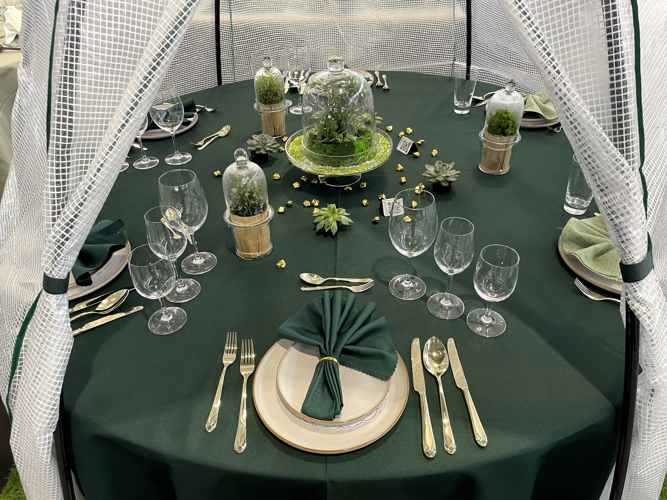 ... ein Zelt überspannte die Tafel – Symbol für eine Zukunft mit schlechterer Luftqualität. Das Setting stand für Schutzraum und neue Formen des Genusses unter veränderten Umweltbedingungen.