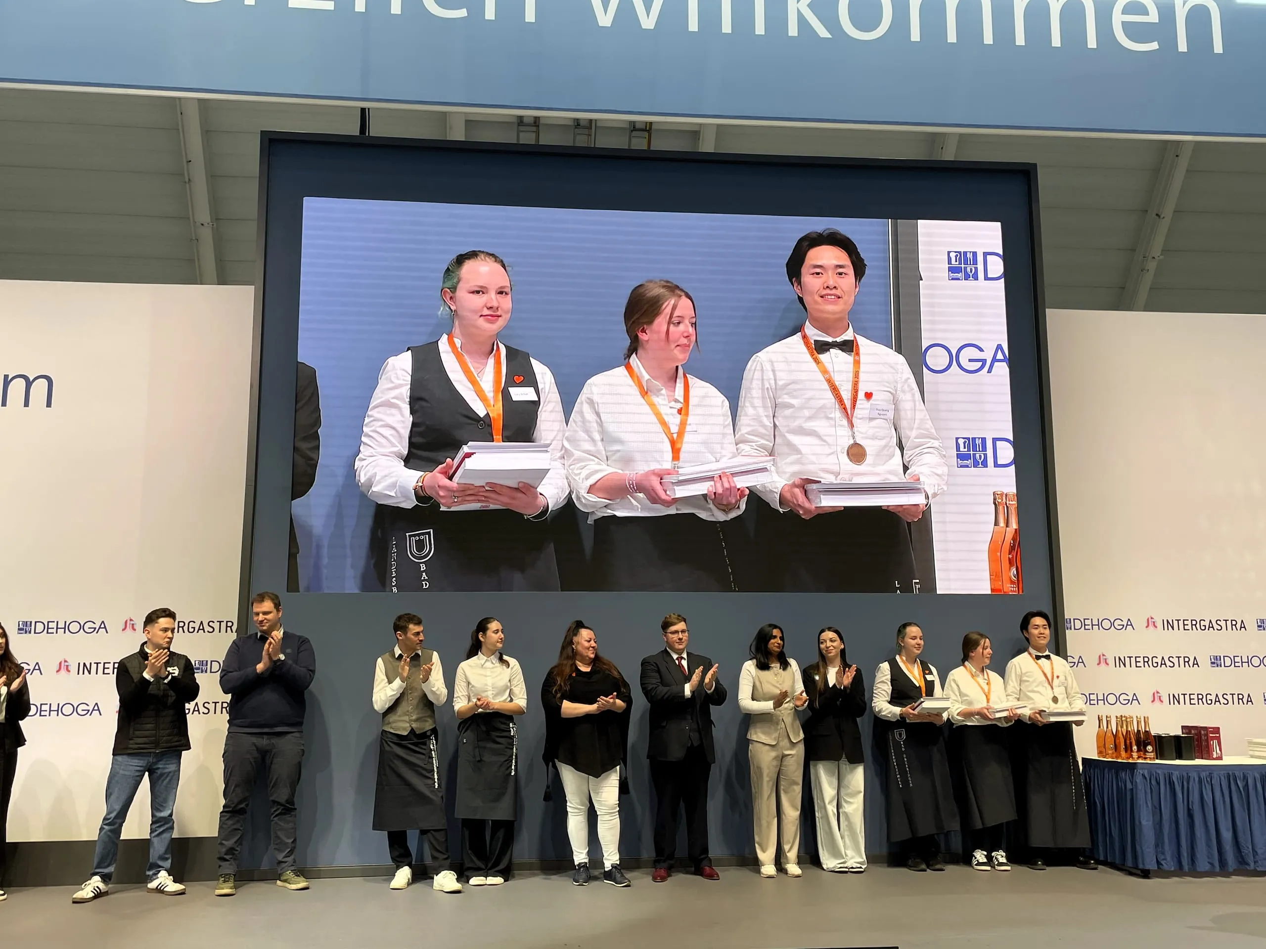 Platz 3 ging an (von links) Lucy Schuh, Tihana Kralj und Duy Quang Nguyen von der Paul-Kerschensteiner-Schule, Landesberufsschule für das Hotel- und Gaststättengewerbe in Bad Überkingen.