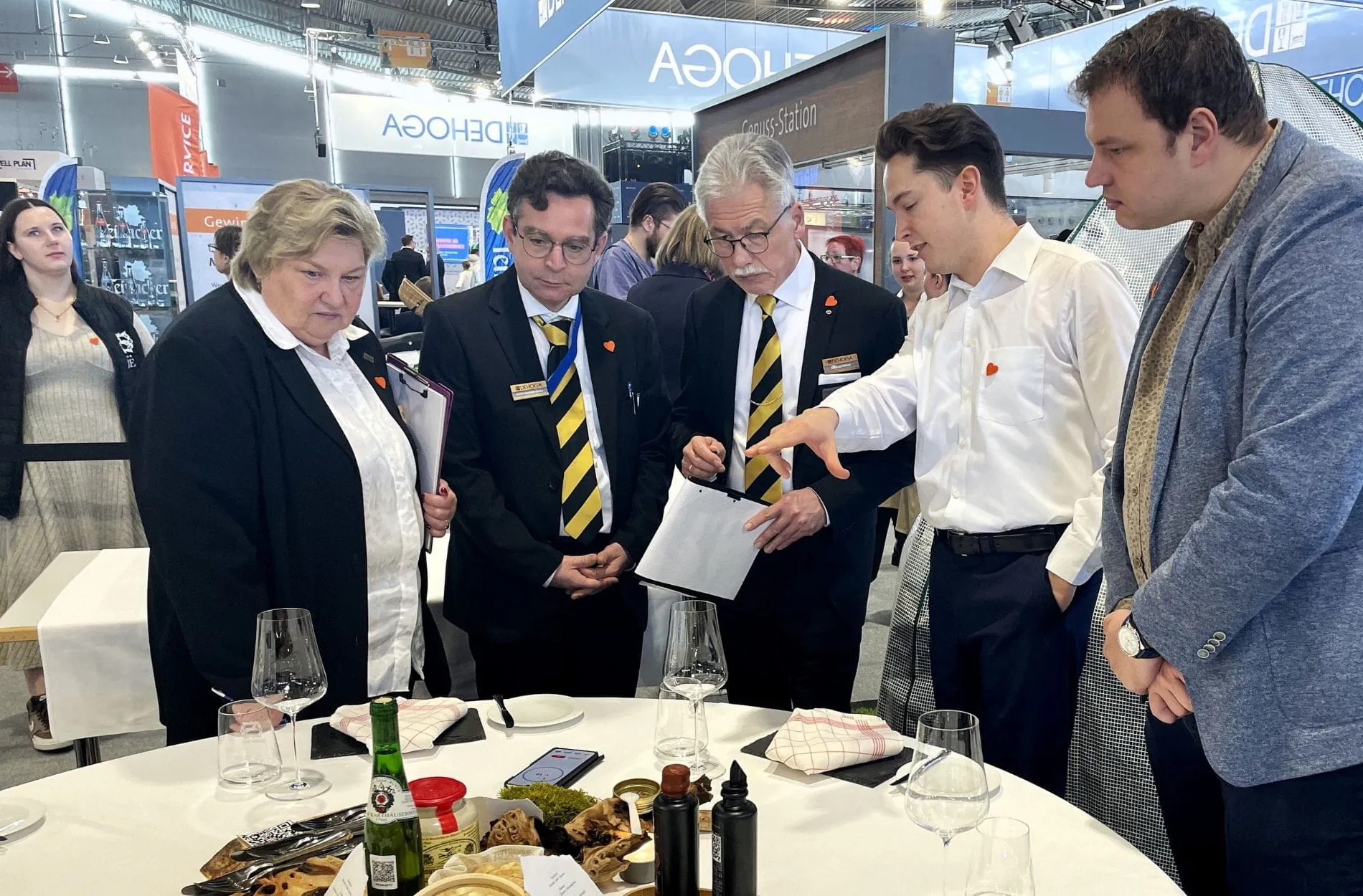 Luca Scimia (Zweiter von rechts; Landhotel Weisses Ross, Illschwang) von der Beruflichen Schule B3, Nürnberg, bei der Tischpräsentation.