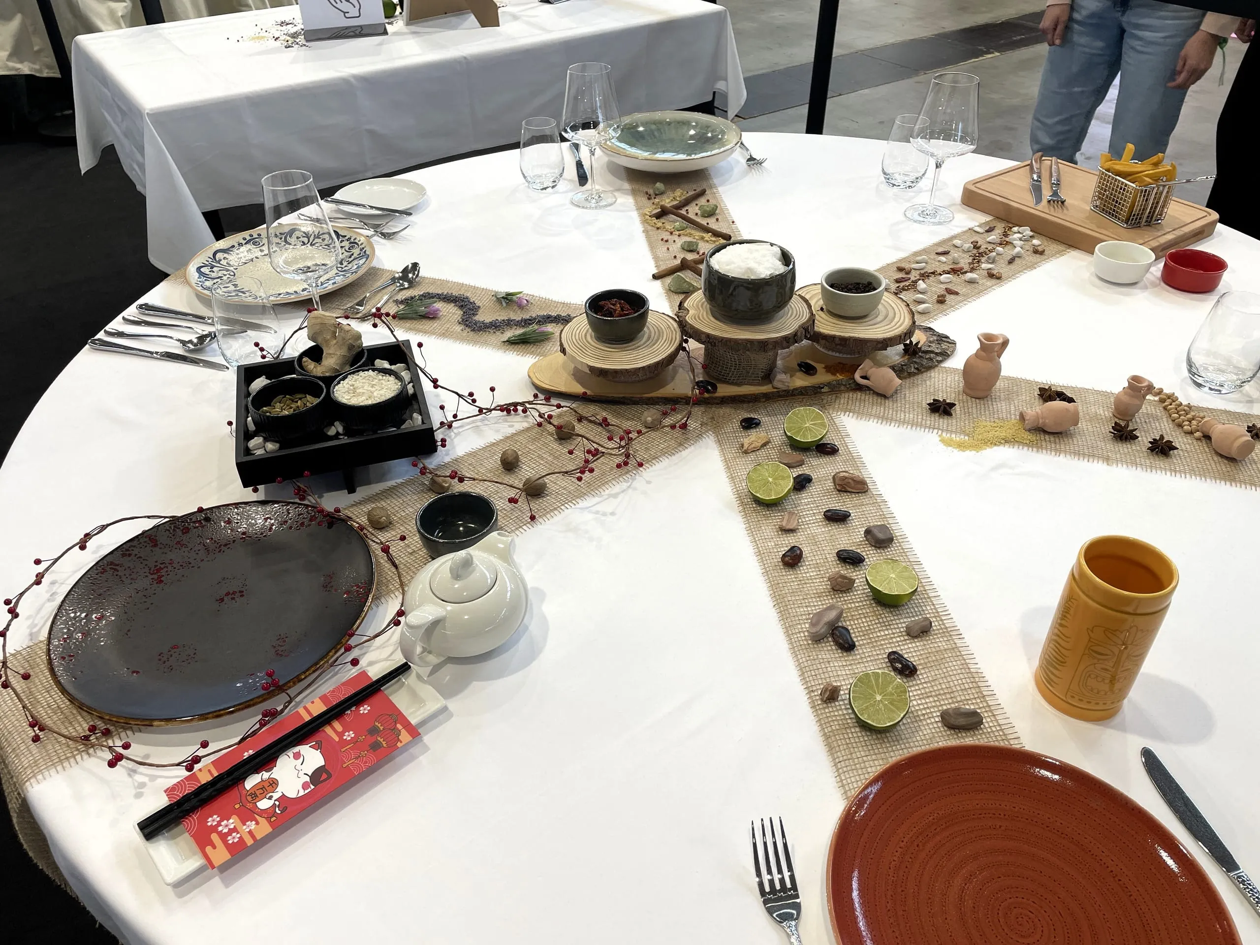 Der 2. Platz für das Konzept „Eine Welt an einem Tisch“ ging an das Team der Landesberufsschule für das Hotel- und Gaststättengewerbe in Villingen-Schwenningen ...