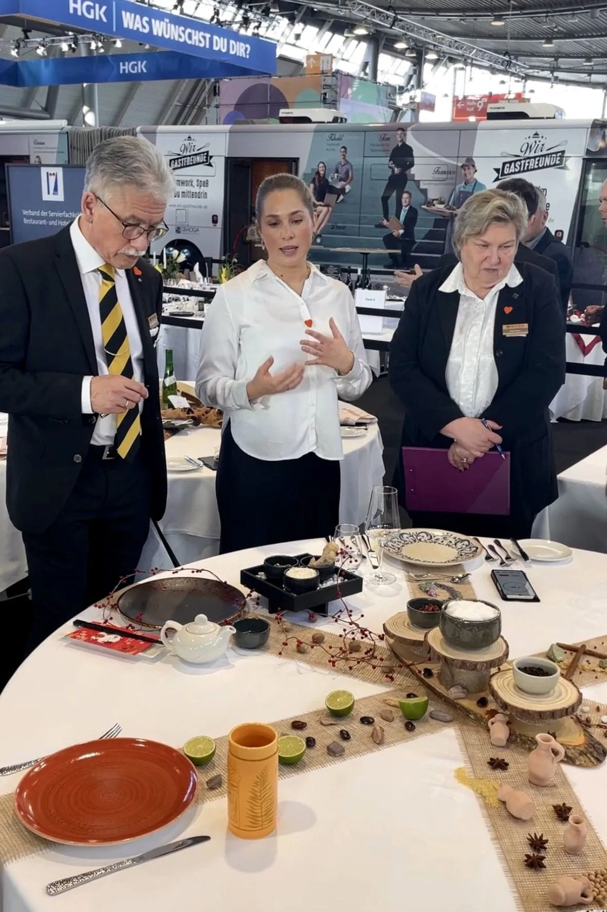 Zoe Dana Hense (Mitte) vom Team der Landesberufsschule für das Hotel- und Gaststättengewerbe in Villingen-Schwenningen im Gespräch mit der Jury.