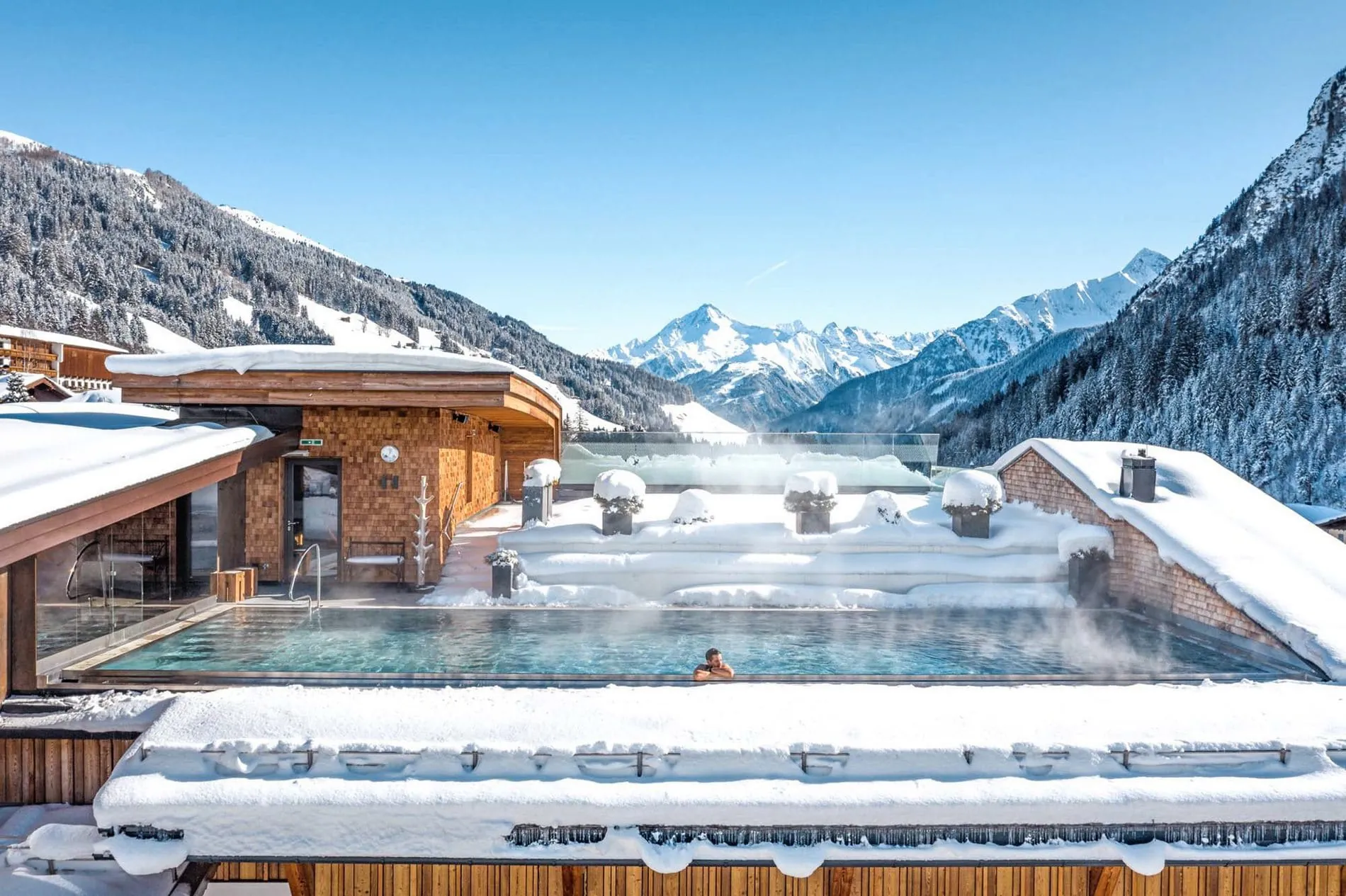 Der Sunset Relaxpool des Alpin Spa Hotels Tuxerhof in Tux ist auf 34 Grad temperiert und bietet Blick auf den Hintertuxer Gletscher.