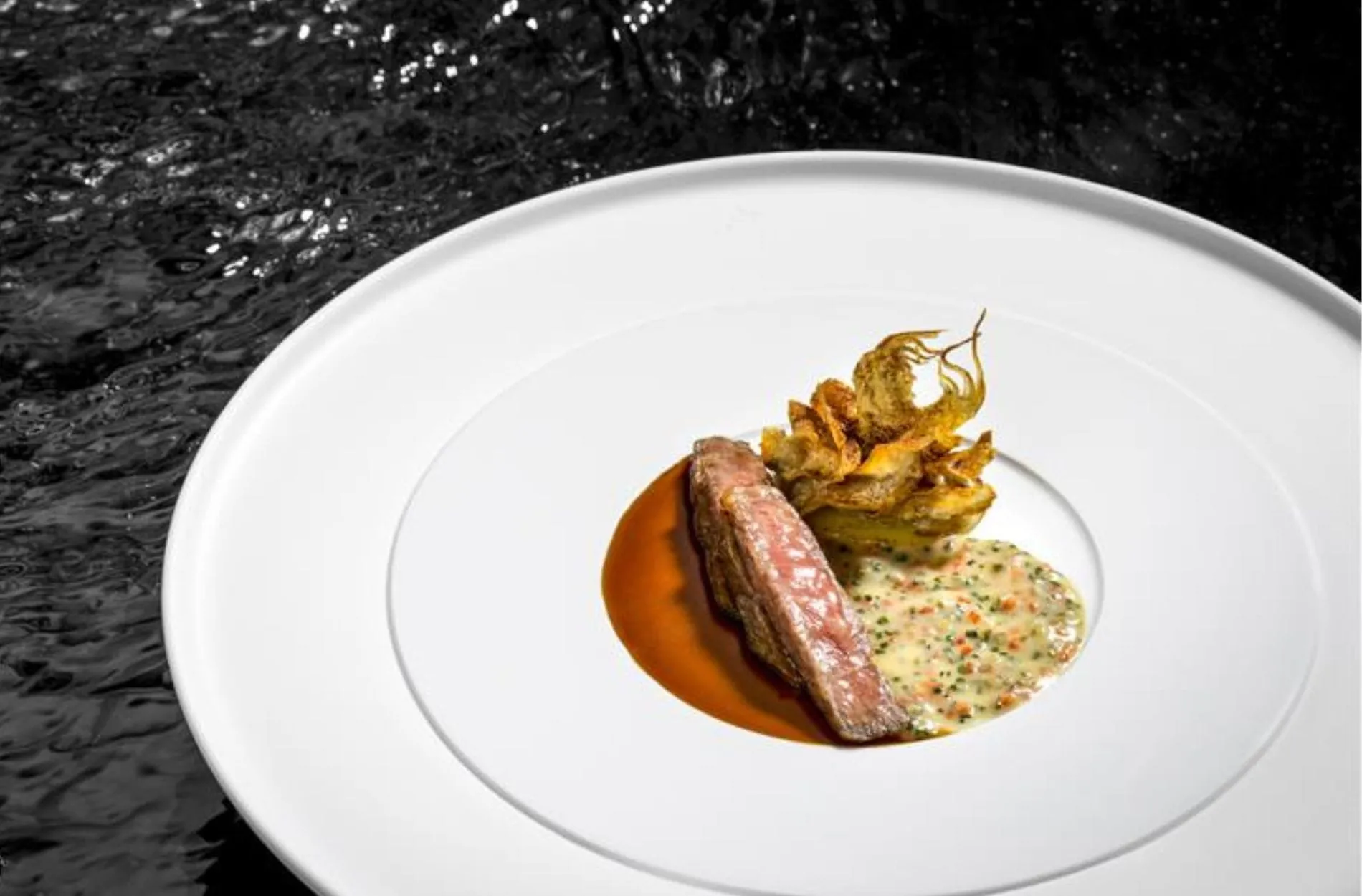 Wagyu-Rind mit Artischocke und Olivenöl – ein Signature Dish von Sven Elverfeld, der Produktqualität, Präzision und Reduktion auf den Eigengeschmack vereint.