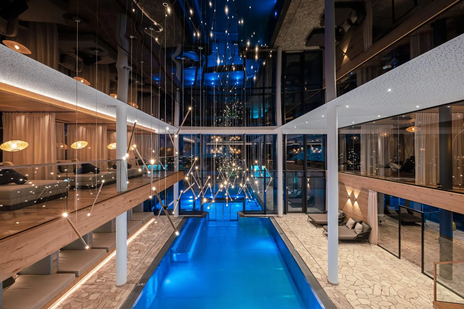 Der Indoorpool des Wellness & Naturhotels Tonihof in Langdorf ist mit dem Außenpool verbunden und Teil der 3.500 Quadratmeter großen Spa- und Wellnessanlage. Der Schwimmbereich steht Familien und Paaren zur Verfügung und bietet einen Blick ins Grüne.