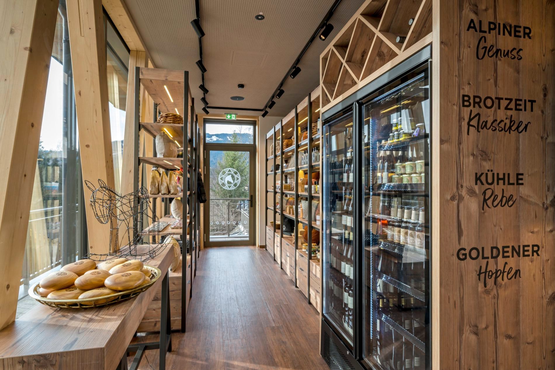 Erste Einblicke ins neue Hofgut des Sonnenalp Resorts: Der Hofladen.